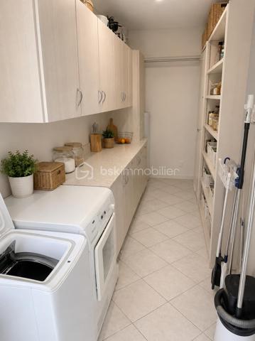 Au sein d'une résidence recherchée, découvrez ce magnifique duplex conçu dès l’origine comme un bien unique et sur mesure, offrant un cadre de vie rare mêlant les volumes d’une maison et les avantages d’un appartement de standing.

Accessible par ascenseur sur deux niveaux, ce bien atypique séduit immédiatement par ses espaces généreux, sa luminosité exceptionnelle et son agencement pensé pour un confort de vie optimal.

Le premier niveau dévoile une vaste pièce de vie avec séjour cathédrale et de grandes baies vitrées, apportant une sensation d’espace remarquable et une lumière naturelle omniprésente. 
Le double séjour s’ouvre sur une superbe terrasse plein ciel de plus de 52 m2 exposée sud-ouest, véritable prolongement de l’espace de vie, idéale pour profiter des beaux jours.

Ce niveau comprend également :

une entrée avec rangements,
une cuisine indépendante entièrement équipée et aménagée, prolongée par une grande arrière-cuisine avec espace buanderie et vaste plan de travail, un véritable atout au quotidien,
une élégante suite parentale avec dressing et salle d'eau avec double vasque, 
des toilettes séparées avec lave-mains,

À l’étage, la superbe mezzanine aux très beaux volumes constitue un véritable espace de vie supplémentaire. Ouverte sur le séjour cathédrale, elle offre une vue plongeante absolument remarquable ainsi qu’une luminosité exceptionnelle grâce aux larges ouvertures et à la hauteur sous plafond. Un lieu rare, chaleureux et inspirant.

L’étage dessert également :

deux chambres lumineuses dont une avec un accès indépendant et avec son dressing, 
une salle de bains,
un grand WC indépendant avec lave-mains,
ainsi que plusieurs espaces complémentaires parfaitement intégrés.

Un escalier en bois vous invite à découvrir les combles aménagés accessibles, véritables espaces de vie additionnels particulièrement appréciables. Ceux-ci accueillent aujourd’hui :

un espace home cinéma,
un coin jeux,
un espace détente,
offrant une atmosphère cosy et conviviale.

Les atouts de ce bien :

Concept “maison-appartement” rare sur le secteur
Duplex avec double accès par ascenseur
Volume : 240 m2 de surface utile / 165 m2 de surface loi carrez
Terrasse plein ciel exposée sud-ouest
Séjour cathédrale et volumes exceptionnels
Magnifique mezzanine baignée de lumière
Atmosphère unique
Cuisine indépendante équipée et aménagée
Grande arrière-cuisine / buanderie très fonctionnelle
Suite parentale au premier niveau
Toilettes indépendantes avec lave-mains à chaque niveau
Combles aménagés avec home cinéma, espace jeux et détente
Résidence de standing calme et recherchée
Proximité du centre-ville, des commerces, des écoles et des transports
Accès rapide au RER E permettant de rejoindre Paris facilement
Un box en sous-sol et une place de parking sont inclus dans le prix.

Un bien rare et élégant, idéal pour les acquéreurs recherchant un lieu de vie spacieux, lumineux et atypique, dans un environnement privilégié.