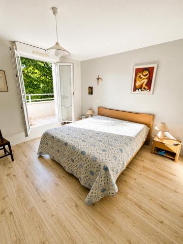 Au sein d'une résidence recherchée, découvrez ce magnifique duplex conçu dès l’origine comme un bien unique et sur mesure, offrant un cadre de vie rare mêlant les volumes d’une maison et les avantages d’un appartement de standing.

Accessible par ascenseur sur deux niveaux, ce bien atypique séduit immédiatement par ses espaces généreux, sa luminosité exceptionnelle et son agencement pensé pour un confort de vie optimal.

Le premier niveau dévoile une vaste pièce de vie avec séjour cathédrale et de grandes baies vitrées, apportant une sensation d’espace remarquable et une lumière naturelle omniprésente. 
Le double séjour s’ouvre sur une superbe terrasse plein ciel de plus de 52 m2 exposée sud-ouest, véritable prolongement de l’espace de vie, idéale pour profiter des beaux jours.

Ce niveau comprend également :

une entrée avec rangements,
une cuisine indépendante entièrement équipée et aménagée, prolongée par une grande arrière-cuisine avec espace buanderie et vaste plan de travail, un véritable atout au quotidien,
une élégante suite parentale avec dressing et salle d'eau avec double vasque, 
des toilettes séparées avec lave-mains,

À l’étage, la superbe mezzanine aux très beaux volumes constitue un véritable espace de vie supplémentaire. Ouverte sur le séjour cathédrale, elle offre une vue plongeante absolument remarquable ainsi qu’une luminosité exceptionnelle grâce aux larges ouvertures et à la hauteur sous plafond. Un lieu rare, chaleureux et inspirant.

L’étage dessert également :

deux chambres lumineuses dont une avec un accès indépendant et avec son dressing, 
une salle de bains,
un grand WC indépendant avec lave-mains,
ainsi que plusieurs espaces complémentaires parfaitement intégrés.

Un escalier en bois vous invite à découvrir les combles aménagés accessibles, véritables espaces de vie additionnels particulièrement appréciables. Ceux-ci accueillent aujourd’hui :

un espace home cinéma,
un coin jeux,
un espace détente,
offrant une atmosphère cosy et conviviale.

Les atouts de ce bien :

Concept “maison-appartement” rare sur le secteur
Duplex avec double accès par ascenseur
Volume : 240 m2 de surface utile / 165 m2 de surface loi carrez
Terrasse plein ciel exposée sud-ouest
Séjour cathédrale et volumes exceptionnels
Magnifique mezzanine baignée de lumière
Atmosphère unique
Cuisine indépendante équipée et aménagée
Grande arrière-cuisine / buanderie très fonctionnelle
Suite parentale au premier niveau
Toilettes indépendantes avec lave-mains à chaque niveau
Combles aménagés avec home cinéma, espace jeux et détente
Résidence de standing calme et recherchée
Proximité du centre-ville, des commerces, des écoles et des transports
Accès rapide au RER E permettant de rejoindre Paris facilement
Un box en sous-sol et une place de parking sont inclus dans le prix.

Un bien rare et élégant, idéal pour les acquéreurs recherchant un lieu de vie spacieux, lumineux et atypique, dans un environnement privilégié.