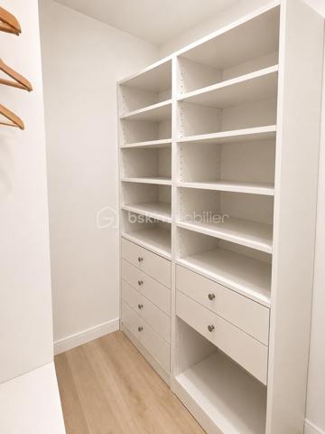 Au sein d'une résidence recherchée, découvrez ce magnifique duplex conçu dès l’origine comme un bien unique et sur mesure, offrant un cadre de vie rare mêlant les volumes d’une maison et les avantages d’un appartement de standing.

Accessible par ascenseur sur deux niveaux, ce bien atypique séduit immédiatement par ses espaces généreux, sa luminosité exceptionnelle et son agencement pensé pour un confort de vie optimal.

Le premier niveau dévoile une vaste pièce de vie avec séjour cathédrale et de grandes baies vitrées, apportant une sensation d’espace remarquable et une lumière naturelle omniprésente. 
Le double séjour s’ouvre sur une superbe terrasse plein ciel de plus de 52 m2 exposée sud-ouest, véritable prolongement de l’espace de vie, idéale pour profiter des beaux jours.

Ce niveau comprend également :

une entrée avec rangements,
une cuisine indépendante entièrement équipée et aménagée, prolongée par une grande arrière-cuisine avec espace buanderie et vaste plan de travail, un véritable atout au quotidien,
une élégante suite parentale avec dressing et salle d'eau avec double vasque, 
des toilettes séparées avec lave-mains,

À l’étage, la superbe mezzanine aux très beaux volumes constitue un véritable espace de vie supplémentaire. Ouverte sur le séjour cathédrale, elle offre une vue plongeante absolument remarquable ainsi qu’une luminosité exceptionnelle grâce aux larges ouvertures et à la hauteur sous plafond. Un lieu rare, chaleureux et inspirant.

L’étage dessert également :

deux chambres lumineuses dont une avec un accès indépendant et avec son dressing, 
une salle de bains,
un grand WC indépendant avec lave-mains,
ainsi que plusieurs espaces complémentaires parfaitement intégrés.

Un escalier en bois vous invite à découvrir les combles aménagés accessibles, véritables espaces de vie additionnels particulièrement appréciables. Ceux-ci accueillent aujourd’hui :

un espace home cinéma,
un coin jeux,
un espace détente,
offrant une atmosphère cosy et conviviale.

Les atouts de ce bien :

Concept “maison-appartement” rare sur le secteur
Duplex avec double accès par ascenseur
Volume : 240 m2 de surface utile / 165 m2 de surface loi carrez
Terrasse plein ciel exposée sud-ouest
Séjour cathédrale et volumes exceptionnels
Magnifique mezzanine baignée de lumière
Atmosphère unique
Cuisine indépendante équipée et aménagée
Grande arrière-cuisine / buanderie très fonctionnelle
Suite parentale au premier niveau
Toilettes indépendantes avec lave-mains à chaque niveau
Combles aménagés avec home cinéma, espace jeux et détente
Résidence de standing calme et recherchée
Proximité du centre-ville, des commerces, des écoles et des transports
Accès rapide au RER E permettant de rejoindre Paris facilement
Un box en sous-sol et une place de parking sont inclus dans le prix.

Un bien rare et élégant, idéal pour les acquéreurs recherchant un lieu de vie spacieux, lumineux et atypique, dans un environnement privilégié.