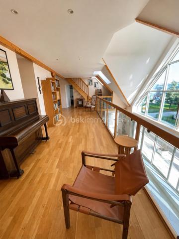 Au sein d'une résidence recherchée, découvrez ce magnifique duplex conçu dès l’origine comme un bien unique et sur mesure, offrant un cadre de vie rare mêlant les volumes d’une maison et les avantages d’un appartement de standing.

Accessible par ascenseur sur deux niveaux, ce bien atypique séduit immédiatement par ses espaces généreux, sa luminosité exceptionnelle et son agencement pensé pour un confort de vie optimal.

Le premier niveau dévoile une vaste pièce de vie avec séjour cathédrale et de grandes baies vitrées, apportant une sensation d’espace remarquable et une lumière naturelle omniprésente. 
Le double séjour s’ouvre sur une superbe terrasse plein ciel de plus de 52 m2 exposée sud-ouest, véritable prolongement de l’espace de vie, idéale pour profiter des beaux jours.

Ce niveau comprend également :

une entrée avec rangements,
une cuisine indépendante entièrement équipée et aménagée, prolongée par une grande arrière-cuisine avec espace buanderie et vaste plan de travail, un véritable atout au quotidien,
une élégante suite parentale avec dressing et salle d'eau avec double vasque, 
des toilettes séparées avec lave-mains,

À l’étage, la superbe mezzanine aux très beaux volumes constitue un véritable espace de vie supplémentaire. Ouverte sur le séjour cathédrale, elle offre une vue plongeante absolument remarquable ainsi qu’une luminosité exceptionnelle grâce aux larges ouvertures et à la hauteur sous plafond. Un lieu rare, chaleureux et inspirant.

L’étage dessert également :

deux chambres lumineuses dont une avec un accès indépendant et avec son dressing, 
une salle de bains,
un grand WC indépendant avec lave-mains,
ainsi que plusieurs espaces complémentaires parfaitement intégrés.

Un escalier en bois vous invite à découvrir les combles aménagés accessibles, véritables espaces de vie additionnels particulièrement appréciables. Ceux-ci accueillent aujourd’hui :

un espace home cinéma,
un coin jeux,
un espace détente,
offrant une atmosphère cosy et conviviale.

Les atouts de ce bien :

Concept “maison-appartement” rare sur le secteur
Duplex avec double accès par ascenseur
Volume : 240 m2 de surface utile / 165 m2 de surface loi carrez
Terrasse plein ciel exposée sud-ouest
Séjour cathédrale et volumes exceptionnels
Magnifique mezzanine baignée de lumière
Atmosphère unique
Cuisine indépendante équipée et aménagée
Grande arrière-cuisine / buanderie très fonctionnelle
Suite parentale au premier niveau
Toilettes indépendantes avec lave-mains à chaque niveau
Combles aménagés avec home cinéma, espace jeux et détente
Résidence de standing calme et recherchée
Proximité du centre-ville, des commerces, des écoles et des transports
Accès rapide au RER E permettant de rejoindre Paris facilement
Un box en sous-sol et une place de parking sont inclus dans le prix.

Un bien rare et élégant, idéal pour les acquéreurs recherchant un lieu de vie spacieux, lumineux et atypique, dans un environnement privilégié.