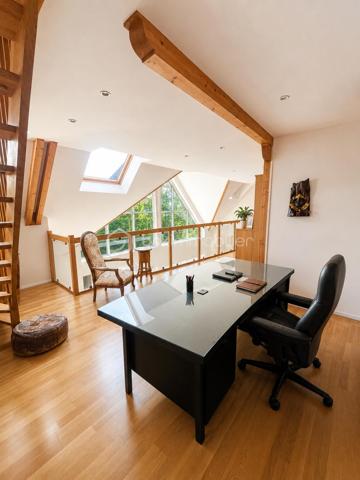 Au sein d'une résidence recherchée, découvrez ce magnifique duplex conçu dès l’origine comme un bien unique et sur mesure, offrant un cadre de vie rare mêlant les volumes d’une maison et les avantages d’un appartement de standing.

Accessible par ascenseur sur deux niveaux, ce bien atypique séduit immédiatement par ses espaces généreux, sa luminosité exceptionnelle et son agencement pensé pour un confort de vie optimal.

Le premier niveau dévoile une vaste pièce de vie avec séjour cathédrale et de grandes baies vitrées, apportant une sensation d’espace remarquable et une lumière naturelle omniprésente. 
Le double séjour s’ouvre sur une superbe terrasse plein ciel de plus de 52 m2 exposée sud-ouest, véritable prolongement de l’espace de vie, idéale pour profiter des beaux jours.

Ce niveau comprend également :

une entrée avec rangements,
une cuisine indépendante entièrement équipée et aménagée, prolongée par une grande arrière-cuisine avec espace buanderie et vaste plan de travail, un véritable atout au quotidien,
une élégante suite parentale avec dressing et salle d'eau avec double vasque, 
des toilettes séparées avec lave-mains,

À l’étage, la superbe mezzanine aux très beaux volumes constitue un véritable espace de vie supplémentaire. Ouverte sur le séjour cathédrale, elle offre une vue plongeante absolument remarquable ainsi qu’une luminosité exceptionnelle grâce aux larges ouvertures et à la hauteur sous plafond. Un lieu rare, chaleureux et inspirant.

L’étage dessert également :

deux chambres lumineuses dont une avec un accès indépendant et avec son dressing, 
une salle de bains,
un grand WC indépendant avec lave-mains,
ainsi que plusieurs espaces complémentaires parfaitement intégrés.

Un escalier en bois vous invite à découvrir les combles aménagés accessibles, véritables espaces de vie additionnels particulièrement appréciables. Ceux-ci accueillent aujourd’hui :

un espace home cinéma,
un coin jeux,
un espace détente,
offrant une atmosphère cosy et conviviale.

Les atouts de ce bien :

Concept “maison-appartement” rare sur le secteur
Duplex avec double accès par ascenseur
Volume : 240 m2 de surface utile / 165 m2 de surface loi carrez
Terrasse plein ciel exposée sud-ouest
Séjour cathédrale et volumes exceptionnels
Magnifique mezzanine baignée de lumière
Atmosphère unique
Cuisine indépendante équipée et aménagée
Grande arrière-cuisine / buanderie très fonctionnelle
Suite parentale au premier niveau
Toilettes indépendantes avec lave-mains à chaque niveau
Combles aménagés avec home cinéma, espace jeux et détente
Résidence de standing calme et recherchée
Proximité du centre-ville, des commerces, des écoles et des transports
Accès rapide au RER E permettant de rejoindre Paris facilement
Un box en sous-sol et une place de parking sont inclus dans le prix.

Un bien rare et élégant, idéal pour les acquéreurs recherchant un lieu de vie spacieux, lumineux et atypique, dans un environnement privilégié.