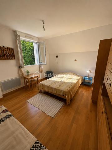 Au sein d'une résidence recherchée, découvrez ce magnifique duplex conçu dès l’origine comme un bien unique et sur mesure, offrant un cadre de vie rare mêlant les volumes d’une maison et les avantages d’un appartement de standing.

Accessible par ascenseur sur deux niveaux, ce bien atypique séduit immédiatement par ses espaces généreux, sa luminosité exceptionnelle et son agencement pensé pour un confort de vie optimal.

Le premier niveau dévoile une vaste pièce de vie avec séjour cathédrale et de grandes baies vitrées, apportant une sensation d’espace remarquable et une lumière naturelle omniprésente. 
Le double séjour s’ouvre sur une superbe terrasse plein ciel de plus de 52 m2 exposée sud-ouest, véritable prolongement de l’espace de vie, idéale pour profiter des beaux jours.

Ce niveau comprend également :

une entrée avec rangements,
une cuisine indépendante entièrement équipée et aménagée, prolongée par une grande arrière-cuisine avec espace buanderie et vaste plan de travail, un véritable atout au quotidien,
une élégante suite parentale avec dressing et salle d'eau avec double vasque, 
des toilettes séparées avec lave-mains,

À l’étage, la superbe mezzanine aux très beaux volumes constitue un véritable espace de vie supplémentaire. Ouverte sur le séjour cathédrale, elle offre une vue plongeante absolument remarquable ainsi qu’une luminosité exceptionnelle grâce aux larges ouvertures et à la hauteur sous plafond. Un lieu rare, chaleureux et inspirant.

L’étage dessert également :

deux chambres lumineuses dont une avec un accès indépendant et avec son dressing, 
une salle de bains,
un grand WC indépendant avec lave-mains,
ainsi que plusieurs espaces complémentaires parfaitement intégrés.

Un escalier en bois vous invite à découvrir les combles aménagés accessibles, véritables espaces de vie additionnels particulièrement appréciables. Ceux-ci accueillent aujourd’hui :

un espace home cinéma,
un coin jeux,
un espace détente,
offrant une atmosphère cosy et conviviale.

Les atouts de ce bien :

Concept “maison-appartement” rare sur le secteur
Duplex avec double accès par ascenseur
Volume : 240 m2 de surface utile / 165 m2 de surface loi carrez
Terrasse plein ciel exposée sud-ouest
Séjour cathédrale et volumes exceptionnels
Magnifique mezzanine baignée de lumière
Atmosphère unique
Cuisine indépendante équipée et aménagée
Grande arrière-cuisine / buanderie très fonctionnelle
Suite parentale au premier niveau
Toilettes indépendantes avec lave-mains à chaque niveau
Combles aménagés avec home cinéma, espace jeux et détente
Résidence de standing calme et recherchée
Proximité du centre-ville, des commerces, des écoles et des transports
Accès rapide au RER E permettant de rejoindre Paris facilement
Un box en sous-sol et une place de parking sont inclus dans le prix.

Un bien rare et élégant, idéal pour les acquéreurs recherchant un lieu de vie spacieux, lumineux et atypique, dans un environnement privilégié.