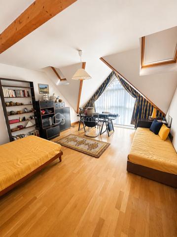 Au sein d'une résidence recherchée, découvrez ce magnifique duplex conçu dès l’origine comme un bien unique et sur mesure, offrant un cadre de vie rare mêlant les volumes d’une maison et les avantages d’un appartement de standing.

Accessible par ascenseur sur deux niveaux, ce bien atypique séduit immédiatement par ses espaces généreux, sa luminosité exceptionnelle et son agencement pensé pour un confort de vie optimal.

Le premier niveau dévoile une vaste pièce de vie avec séjour cathédrale et de grandes baies vitrées, apportant une sensation d’espace remarquable et une lumière naturelle omniprésente. 
Le double séjour s’ouvre sur une superbe terrasse plein ciel de plus de 52 m2 exposée sud-ouest, véritable prolongement de l’espace de vie, idéale pour profiter des beaux jours.

Ce niveau comprend également :

une entrée avec rangements,
une cuisine indépendante entièrement équipée et aménagée, prolongée par une grande arrière-cuisine avec espace buanderie et vaste plan de travail, un véritable atout au quotidien,
une élégante suite parentale avec dressing et salle d'eau avec double vasque, 
des toilettes séparées avec lave-mains,

À l’étage, la superbe mezzanine aux très beaux volumes constitue un véritable espace de vie supplémentaire. Ouverte sur le séjour cathédrale, elle offre une vue plongeante absolument remarquable ainsi qu’une luminosité exceptionnelle grâce aux larges ouvertures et à la hauteur sous plafond. Un lieu rare, chaleureux et inspirant.

L’étage dessert également :

deux chambres lumineuses dont une avec un accès indépendant et avec son dressing, 
une salle de bains,
un grand WC indépendant avec lave-mains,
ainsi que plusieurs espaces complémentaires parfaitement intégrés.

Un escalier en bois vous invite à découvrir les combles aménagés accessibles, véritables espaces de vie additionnels particulièrement appréciables. Ceux-ci accueillent aujourd’hui :

un espace home cinéma,
un coin jeux,
un espace détente,
offrant une atmosphère cosy et conviviale.

Les atouts de ce bien :

Concept “maison-appartement” rare sur le secteur
Duplex avec double accès par ascenseur
Volume : 240 m2 de surface utile / 165 m2 de surface loi carrez
Terrasse plein ciel exposée sud-ouest
Séjour cathédrale et volumes exceptionnels
Magnifique mezzanine baignée de lumière
Atmosphère unique
Cuisine indépendante équipée et aménagée
Grande arrière-cuisine / buanderie très fonctionnelle
Suite parentale au premier niveau
Toilettes indépendantes avec lave-mains à chaque niveau
Combles aménagés avec home cinéma, espace jeux et détente
Résidence de standing calme et recherchée
Proximité du centre-ville, des commerces, des écoles et des transports
Accès rapide au RER E permettant de rejoindre Paris facilement
Un box en sous-sol et une place de parking sont inclus dans le prix.

Un bien rare et élégant, idéal pour les acquéreurs recherchant un lieu de vie spacieux, lumineux et atypique, dans un environnement privilégié.