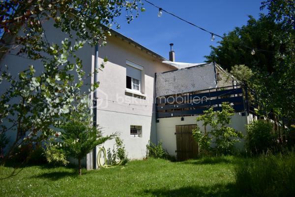 Située dans un environnement recherché,  à proximité des espaces verts, des écoles, et du centre-ville. Ce quartier très calme  offre un cadre de vie agréable tout en étant proche des commodités locales.

Caractéristiques principales :
Maison individuelle de 140m2 habitable (195m2 au sol)   bâtie sur un terrain de 585 m² . 
Elle dispose : 
Au rez de chaussé : entrée avec placard , cuisine , salle à manger , séjour donnant accès à une grande  terrasse exposée sud , une chambre, salle de bain et wc . 
L’étage : deux grandes chambres, une salle de bain ,wc . 

Sous sol total aménagé en appartement , ( cuisine - salon-chambre - salle de bain ) , idéal pour un ado /profession libéral et où location saisonnières.
Buanderies .
Extérieurs attrayants : Les extérieurs ont été complètement revus avec des aménagements de qualité, des plantations, des haies. L'ensemble offre une atmosphère agréable, idéale pour se détendre.
Complété par un cabanon de jardin .
Points forts :
double vitrage pvc/ poêle à bois  récent . Secteur proche de toutes les commodités .
Une maison clé en main .