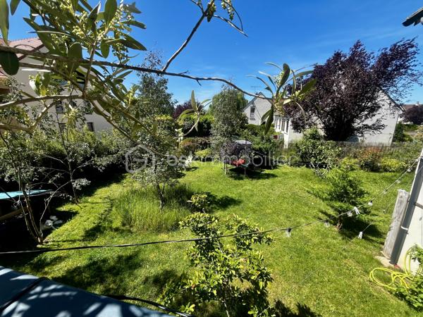 Située dans un environnement recherché,  à proximité des espaces verts, des écoles, et du centre-ville. Ce quartier très calme  offre un cadre de vie agréable tout en étant proche des commodités locales.

Caractéristiques principales :
Maison individuelle de 140m2 habitable (195m2 au sol)   bâtie sur un terrain de 585 m² . 
Elle dispose : 
Au rez de chaussé : entrée avec placard , cuisine , salle à manger , séjour donnant accès à une grande  terrasse exposée sud , une chambre, salle de bain et wc . 
L’étage : deux grandes chambres, une salle de bain ,wc . 

Sous sol total aménagé en appartement , ( cuisine - salon-chambre - salle de bain ) , idéal pour un ado /profession libéral et où location saisonnières.
Buanderies .
Extérieurs attrayants : Les extérieurs ont été complètement revus avec des aménagements de qualité, des plantations, des haies. L'ensemble offre une atmosphère agréable, idéale pour se détendre.
Complété par un cabanon de jardin .
Points forts :
double vitrage pvc/ poêle à bois  récent . Secteur proche de toutes les commodités .
Une maison clé en main .