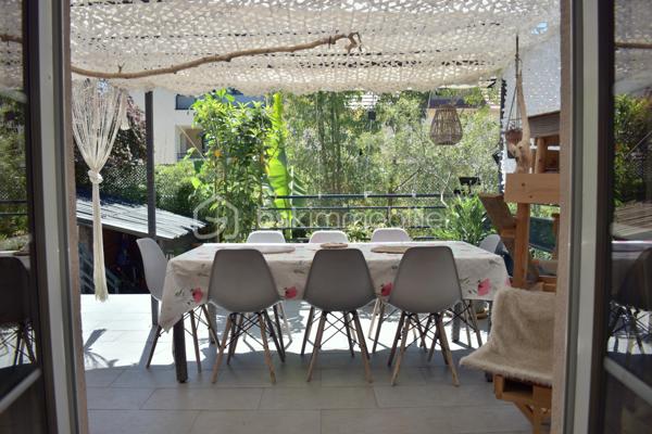 Située dans un environnement recherché,  à proximité des espaces verts, des écoles, et du centre-ville. Ce quartier très calme  offre un cadre de vie agréable tout en étant proche des commodités locales.

Caractéristiques principales :
Maison individuelle de 140m2 habitable (195m2 au sol)   bâtie sur un terrain de 585 m² . 
Elle dispose : 
Au rez de chaussé : entrée avec placard , cuisine , salle à manger , séjour donnant accès à une grande  terrasse exposée sud , une chambre, salle de bain et wc . 
L’étage : deux grandes chambres, une salle de bain ,wc . 

Sous sol total aménagé en appartement , ( cuisine - salon-chambre - salle de bain ) , idéal pour un ado /profession libéral et où location saisonnières.
Buanderies .
Extérieurs attrayants : Les extérieurs ont été complètement revus avec des aménagements de qualité, des plantations, des haies. L'ensemble offre une atmosphère agréable, idéale pour se détendre.
Complété par un cabanon de jardin .
Points forts :
double vitrage pvc/ poêle à bois  récent . Secteur proche de toutes les commodités .
Une maison clé en main .