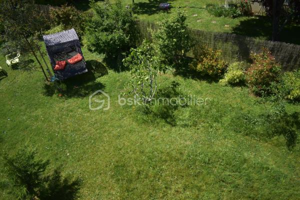 Située dans un environnement recherché,  à proximité des espaces verts, des écoles, et du centre-ville. Ce quartier très calme  offre un cadre de vie agréable tout en étant proche des commodités locales.

Caractéristiques principales :
Maison individuelle de 140m2 habitable (195m2 au sol)   bâtie sur un terrain de 585 m² . 
Elle dispose : 
Au rez de chaussé : entrée avec placard , cuisine , salle à manger , séjour donnant accès à une grande  terrasse exposée sud , une chambre, salle de bain et wc . 
L’étage : deux grandes chambres, une salle de bain ,wc . 

Sous sol total aménagé en appartement , ( cuisine - salon-chambre - salle de bain ) , idéal pour un ado /profession libéral et où location saisonnières.
Buanderies .
Extérieurs attrayants : Les extérieurs ont été complètement revus avec des aménagements de qualité, des plantations, des haies. L'ensemble offre une atmosphère agréable, idéale pour se détendre.
Complété par un cabanon de jardin .
Points forts :
double vitrage pvc/ poêle à bois  récent . Secteur proche de toutes les commodités .
Une maison clé en main .