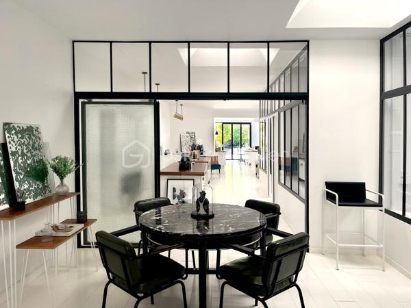 Située dans le quartier Signac – Murs à Pêches à Montreuil, au cœur d’un environnement verdoyant et préservé, cette maison de plain-pied d’environ 223 m² incarne un esprit loft industriel rare, mêlant volumes exceptionnels, lumière naturelle omniprésente et prestations haut de gamme.

Entièrement repensée par un architecte-designer il y a six ans, elle a bénéficié d’une rénovation complète avec des matériaux de qualité, une isolation performante et une attention particulière portée aux finitions. Verrières industrielles, puits de lumière et ouvertures généreuses confèrent à l’ensemble une atmosphère à la fois contemporaine et chaleureuse.

La pièce de vie, d’environ 130 m², constitue le cœur de la maison. Elle réunit une entrée / séjour lumineux, une salle à manger conviviale, une cuisine ouverte sur un salon avec cheminée moderne. L’ensemble s’ouvre largement sur un jardin arboré, offrant un cadre de vie paisible et verdoyant.
Une surprise vous attend avec la découverte d'un espace détente de 15m² révélant une piscine intérieure chauffée et d'une profondeur d'1m30 ! (traitement au sel, VMC dédiée).

L'espace nuit, comprends trois chambres aux volumes généreux et rangements intégrés, deux salles d’eau, dont une grande salle de bains avec baignoire et douche hammam, un dressing indépendant et un emplacement de stockage.

Deux grandes terrasses (avant et arrière) complètent l'ensemble, ainsi que deux emplacements de stationnement avec possibilité de borne de recharge électrique.
Alarme
Isolation performante et rénovation récente
Garantie décennale
Triple vitrage
Très bon DPE : B et GES : A

Enorme potentiel d'agrandissement avec la possibilité de surélévation permettant un gain d’environ 150 m² supplémentaires (sous réserves des autorisations d'usage).

Un bien d’exception alliant charme, confort, modernité et fort potentiel d’évolution, dans un environnement privilégié aux portes de Paris.

Ligne 9 : Mairie de Montreuil à 900m
Parc des Beaumonts à 700m