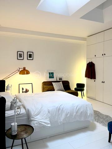 Située dans le quartier Signac – Murs à Pêches à Montreuil, au cœur d’un environnement verdoyant et préservé, cette maison de plain-pied d’environ 223 m² incarne un esprit loft industriel rare, mêlant volumes exceptionnels, lumière naturelle omniprésente et prestations haut de gamme.

Entièrement repensée par un architecte-designer il y a six ans, elle a bénéficié d’une rénovation complète avec des matériaux de qualité, une isolation performante et une attention particulière portée aux finitions. Verrières industrielles, puits de lumière et ouvertures généreuses confèrent à l’ensemble une atmosphère à la fois contemporaine et chaleureuse.

La pièce de vie, d’environ 130 m², constitue le cœur de la maison. Elle réunit une entrée / séjour lumineux, une salle à manger conviviale, une cuisine ouverte sur un salon avec cheminée moderne. L’ensemble s’ouvre largement sur un jardin arboré, offrant un cadre de vie paisible et verdoyant.
Une surprise vous attend avec la découverte d'un espace détente de 15m² révélant une piscine intérieure chauffée et d'une profondeur d'1m30 ! (traitement au sel, VMC dédiée).

L'espace nuit, comprends trois chambres aux volumes généreux et rangements intégrés, deux salles d’eau, dont une grande salle de bains avec baignoire et douche hammam, un dressing indépendant et un emplacement de stockage.

Deux grandes terrasses (avant et arrière) complètent l'ensemble, ainsi que deux emplacements de stationnement avec possibilité de borne de recharge électrique.
Alarme
Isolation performante et rénovation récente
Garantie décennale
Triple vitrage
Très bon DPE : B et GES : A

Enorme potentiel d'agrandissement avec la possibilité de surélévation permettant un gain d’environ 150 m² supplémentaires (sous réserves des autorisations d'usage).

Un bien d’exception alliant charme, confort, modernité et fort potentiel d’évolution, dans un environnement privilégié aux portes de Paris.

Ligne 9 : Mairie de Montreuil à 900m
Parc des Beaumonts à 700m