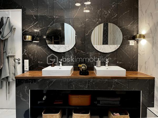 Située dans le quartier Signac – Murs à Pêches à Montreuil, au cœur d’un environnement verdoyant et préservé, cette maison de plain-pied d’environ 223 m² incarne un esprit loft industriel rare, mêlant volumes exceptionnels, lumière naturelle omniprésente et prestations haut de gamme.

Entièrement repensée par un architecte-designer il y a six ans, elle a bénéficié d’une rénovation complète avec des matériaux de qualité, une isolation performante et une attention particulière portée aux finitions. Verrières industrielles, puits de lumière et ouvertures généreuses confèrent à l’ensemble une atmosphère à la fois contemporaine et chaleureuse.

La pièce de vie, d’environ 130 m², constitue le cœur de la maison. Elle réunit une entrée / séjour lumineux, une salle à manger conviviale, une cuisine ouverte sur un salon avec cheminée moderne. L’ensemble s’ouvre largement sur un jardin arboré, offrant un cadre de vie paisible et verdoyant.
Une surprise vous attend avec la découverte d'un espace détente de 15m² révélant une piscine intérieure chauffée et d'une profondeur d'1m30 ! (traitement au sel, VMC dédiée).

L'espace nuit, comprends trois chambres aux volumes généreux et rangements intégrés, deux salles d’eau, dont une grande salle de bains avec baignoire et douche hammam, un dressing indépendant et un emplacement de stockage.

Deux grandes terrasses (avant et arrière) complètent l'ensemble, ainsi que deux emplacements de stationnement avec possibilité de borne de recharge électrique.
Alarme
Isolation performante et rénovation récente
Garantie décennale
Triple vitrage
Très bon DPE : B et GES : A

Enorme potentiel d'agrandissement avec la possibilité de surélévation permettant un gain d’environ 150 m² supplémentaires (sous réserves des autorisations d'usage).

Un bien d’exception alliant charme, confort, modernité et fort potentiel d’évolution, dans un environnement privilégié aux portes de Paris.

Ligne 9 : Mairie de Montreuil à 900m
Parc des Beaumonts à 700m
