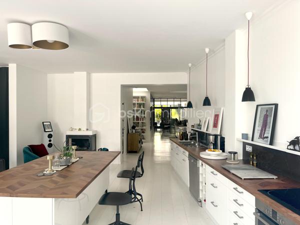 Située dans le quartier Signac – Murs à Pêches à Montreuil, au cœur d’un environnement verdoyant et préservé, cette maison de plain-pied d’environ 223 m² incarne un esprit loft industriel rare, mêlant volumes exceptionnels, lumière naturelle omniprésente et prestations haut de gamme.

Entièrement repensée par un architecte-designer il y a six ans, elle a bénéficié d’une rénovation complète avec des matériaux de qualité, une isolation performante et une attention particulière portée aux finitions. Verrières industrielles, puits de lumière et ouvertures généreuses confèrent à l’ensemble une atmosphère à la fois contemporaine et chaleureuse.

La pièce de vie, d’environ 130 m², constitue le cœur de la maison. Elle réunit une entrée / séjour lumineux, une salle à manger conviviale, une cuisine ouverte sur un salon avec cheminée moderne. L’ensemble s’ouvre largement sur un jardin arboré, offrant un cadre de vie paisible et verdoyant.
Une surprise vous attend avec la découverte d'un espace détente de 15m² révélant une piscine intérieure chauffée et d'une profondeur d'1m30 ! (traitement au sel, VMC dédiée).

L'espace nuit, comprends trois chambres aux volumes généreux et rangements intégrés, deux salles d’eau, dont une grande salle de bains avec baignoire et douche hammam, un dressing indépendant et un emplacement de stockage.

Deux grandes terrasses (avant et arrière) complètent l'ensemble, ainsi que deux emplacements de stationnement avec possibilité de borne de recharge électrique.
Alarme
Isolation performante et rénovation récente
Garantie décennale
Triple vitrage
Très bon DPE : B et GES : A

Enorme potentiel d'agrandissement avec la possibilité de surélévation permettant un gain d’environ 150 m² supplémentaires (sous réserves des autorisations d'usage).

Un bien d’exception alliant charme, confort, modernité et fort potentiel d’évolution, dans un environnement privilégié aux portes de Paris.

Ligne 9 : Mairie de Montreuil à 900m
Parc des Beaumonts à 700m