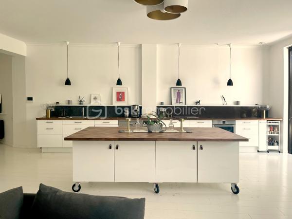Située dans le quartier Signac – Murs à Pêches à Montreuil, au cœur d’un environnement verdoyant et préservé, cette maison de plain-pied d’environ 223 m² incarne un esprit loft industriel rare, mêlant volumes exceptionnels, lumière naturelle omniprésente et prestations haut de gamme.

Entièrement repensée par un architecte-designer il y a six ans, elle a bénéficié d’une rénovation complète avec des matériaux de qualité, une isolation performante et une attention particulière portée aux finitions. Verrières industrielles, puits de lumière et ouvertures généreuses confèrent à l’ensemble une atmosphère à la fois contemporaine et chaleureuse.

La pièce de vie, d’environ 130 m², constitue le cœur de la maison. Elle réunit une entrée / séjour lumineux, une salle à manger conviviale, une cuisine ouverte sur un salon avec cheminée moderne. L’ensemble s’ouvre largement sur un jardin arboré, offrant un cadre de vie paisible et verdoyant.
Une surprise vous attend avec la découverte d'un espace détente de 15m² révélant une piscine intérieure chauffée et d'une profondeur d'1m30 ! (traitement au sel, VMC dédiée).

L'espace nuit, comprends trois chambres aux volumes généreux et rangements intégrés, deux salles d’eau, dont une grande salle de bains avec baignoire et douche hammam, un dressing indépendant et un emplacement de stockage.

Deux grandes terrasses (avant et arrière) complètent l'ensemble, ainsi que deux emplacements de stationnement avec possibilité de borne de recharge électrique.
Alarme
Isolation performante et rénovation récente
Garantie décennale
Triple vitrage
Très bon DPE : B et GES : A

Enorme potentiel d'agrandissement avec la possibilité de surélévation permettant un gain d’environ 150 m² supplémentaires (sous réserves des autorisations d'usage).

Un bien d’exception alliant charme, confort, modernité et fort potentiel d’évolution, dans un environnement privilégié aux portes de Paris.

Ligne 9 : Mairie de Montreuil à 900m
Parc des Beaumonts à 700m