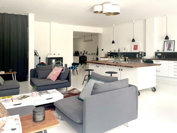 Située dans le quartier Signac – Murs à Pêches à Montreuil, au cœur d’un environnement verdoyant et préservé, cette maison de plain-pied d’environ 223 m² incarne un esprit loft industriel rare, mêlant volumes exceptionnels, lumière naturelle omniprésente et prestations haut de gamme.

Entièrement repensée par un architecte-designer il y a six ans, elle a bénéficié d’une rénovation complète avec des matériaux de qualité, une isolation performante et une attention particulière portée aux finitions. Verrières industrielles, puits de lumière et ouvertures généreuses confèrent à l’ensemble une atmosphère à la fois contemporaine et chaleureuse.

La pièce de vie, d’environ 130 m², constitue le cœur de la maison. Elle réunit une entrée / séjour lumineux, une salle à manger conviviale, une cuisine ouverte sur un salon avec cheminée moderne. L’ensemble s’ouvre largement sur un jardin arboré, offrant un cadre de vie paisible et verdoyant.
Une surprise vous attend avec la découverte d'un espace détente de 15m² révélant une piscine intérieure chauffée et d'une profondeur d'1m30 ! (traitement au sel, VMC dédiée).

L'espace nuit, comprends trois chambres aux volumes généreux et rangements intégrés, deux salles d’eau, dont une grande salle de bains avec baignoire et douche hammam, un dressing indépendant et un emplacement de stockage.

Deux grandes terrasses (avant et arrière) complètent l'ensemble, ainsi que deux emplacements de stationnement avec possibilité de borne de recharge électrique.
Alarme
Isolation performante et rénovation récente
Garantie décennale
Triple vitrage
Très bon DPE : B et GES : A

Enorme potentiel d'agrandissement avec la possibilité de surélévation permettant un gain d’environ 150 m² supplémentaires (sous réserves des autorisations d'usage).

Un bien d’exception alliant charme, confort, modernité et fort potentiel d’évolution, dans un environnement privilégié aux portes de Paris.

Ligne 9 : Mairie de Montreuil à 900m
Parc des Beaumonts à 700m