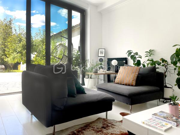 Située dans le quartier Signac – Murs à Pêches à Montreuil, au cœur d’un environnement verdoyant et préservé, cette maison de plain-pied d’environ 223 m² incarne un esprit loft industriel rare, mêlant volumes exceptionnels, lumière naturelle omniprésente et prestations haut de gamme.

Entièrement repensée par un architecte-designer il y a six ans, elle a bénéficié d’une rénovation complète avec des matériaux de qualité, une isolation performante et une attention particulière portée aux finitions. Verrières industrielles, puits de lumière et ouvertures généreuses confèrent à l’ensemble une atmosphère à la fois contemporaine et chaleureuse.

La pièce de vie, d’environ 130 m², constitue le cœur de la maison. Elle réunit une entrée / séjour lumineux, une salle à manger conviviale, une cuisine ouverte sur un salon avec cheminée moderne. L’ensemble s’ouvre largement sur un jardin arboré, offrant un cadre de vie paisible et verdoyant.
Une surprise vous attend avec la découverte d'un espace détente de 15m² révélant une piscine intérieure chauffée et d'une profondeur d'1m30 ! (traitement au sel, VMC dédiée).

L'espace nuit, comprends trois chambres aux volumes généreux et rangements intégrés, deux salles d’eau, dont une grande salle de bains avec baignoire et douche hammam, un dressing indépendant et un emplacement de stockage.

Deux grandes terrasses (avant et arrière) complètent l'ensemble, ainsi que deux emplacements de stationnement avec possibilité de borne de recharge électrique.
Alarme
Isolation performante et rénovation récente
Garantie décennale
Triple vitrage
Très bon DPE : B et GES : A

Enorme potentiel d'agrandissement avec la possibilité de surélévation permettant un gain d’environ 150 m² supplémentaires (sous réserves des autorisations d'usage).

Un bien d’exception alliant charme, confort, modernité et fort potentiel d’évolution, dans un environnement privilégié aux portes de Paris.

Ligne 9 : Mairie de Montreuil à 900m
Parc des Beaumonts à 700m