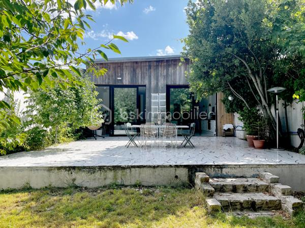 Située dans le quartier Signac – Murs à Pêches à Montreuil, au cœur d’un environnement verdoyant et préservé, cette maison de plain-pied d’environ 223 m² incarne un esprit loft industriel rare, mêlant volumes exceptionnels, lumière naturelle omniprésente et prestations haut de gamme.

Entièrement repensée par un architecte-designer il y a six ans, elle a bénéficié d’une rénovation complète avec des matériaux de qualité, une isolation performante et une attention particulière portée aux finitions. Verrières industrielles, puits de lumière et ouvertures généreuses confèrent à l’ensemble une atmosphère à la fois contemporaine et chaleureuse.

La pièce de vie, d’environ 130 m², constitue le cœur de la maison. Elle réunit une entrée / séjour lumineux, une salle à manger conviviale, une cuisine ouverte sur un salon avec cheminée moderne. L’ensemble s’ouvre largement sur un jardin arboré, offrant un cadre de vie paisible et verdoyant.
Une surprise vous attend avec la découverte d'un espace détente de 15m² révélant une piscine intérieure chauffée et d'une profondeur d'1m30 ! (traitement au sel, VMC dédiée).

L'espace nuit, comprends trois chambres aux volumes généreux et rangements intégrés, deux salles d’eau, dont une grande salle de bains avec baignoire et douche hammam, un dressing indépendant et un emplacement de stockage.

Deux grandes terrasses (avant et arrière) complètent l'ensemble, ainsi que deux emplacements de stationnement avec possibilité de borne de recharge électrique.
Alarme
Isolation performante et rénovation récente
Garantie décennale
Triple vitrage
Très bon DPE : B et GES : A

Enorme potentiel d'agrandissement avec la possibilité de surélévation permettant un gain d’environ 150 m² supplémentaires (sous réserves des autorisations d'usage).

Un bien d’exception alliant charme, confort, modernité et fort potentiel d’évolution, dans un environnement privilégié aux portes de Paris.

Ligne 9 : Mairie de Montreuil à 900m
Parc des Beaumonts à 700m