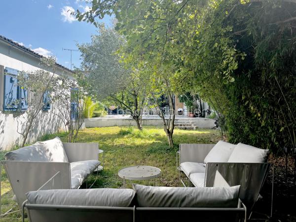 Située dans le quartier Signac – Murs à Pêches à Montreuil, au cœur d’un environnement verdoyant et préservé, cette maison de plain-pied d’environ 223 m² incarne un esprit loft industriel rare, mêlant volumes exceptionnels, lumière naturelle omniprésente et prestations haut de gamme.

Entièrement repensée par un architecte-designer il y a six ans, elle a bénéficié d’une rénovation complète avec des matériaux de qualité, une isolation performante et une attention particulière portée aux finitions. Verrières industrielles, puits de lumière et ouvertures généreuses confèrent à l’ensemble une atmosphère à la fois contemporaine et chaleureuse.

La pièce de vie, d’environ 130 m², constitue le cœur de la maison. Elle réunit une entrée / séjour lumineux, une salle à manger conviviale, une cuisine ouverte sur un salon avec cheminée moderne. L’ensemble s’ouvre largement sur un jardin arboré, offrant un cadre de vie paisible et verdoyant.
Une surprise vous attend avec la découverte d'un espace détente de 15m² révélant une piscine intérieure chauffée et d'une profondeur d'1m30 ! (traitement au sel, VMC dédiée).

L'espace nuit, comprends trois chambres aux volumes généreux et rangements intégrés, deux salles d’eau, dont une grande salle de bains avec baignoire et douche hammam, un dressing indépendant et un emplacement de stockage.

Deux grandes terrasses (avant et arrière) complètent l'ensemble, ainsi que deux emplacements de stationnement avec possibilité de borne de recharge électrique.
Alarme
Isolation performante et rénovation récente
Garantie décennale
Triple vitrage
Très bon DPE : B et GES : A

Enorme potentiel d'agrandissement avec la possibilité de surélévation permettant un gain d’environ 150 m² supplémentaires (sous réserves des autorisations d'usage).

Un bien d’exception alliant charme, confort, modernité et fort potentiel d’évolution, dans un environnement privilégié aux portes de Paris.

Ligne 9 : Mairie de Montreuil à 900m
Parc des Beaumonts à 700m