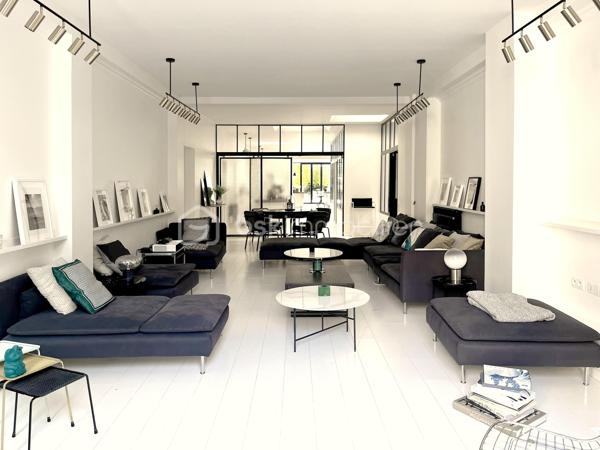 Située dans le quartier Signac – Murs à Pêches à Montreuil, au cœur d’un environnement verdoyant et préservé, cette maison de plain-pied d’environ 223 m² incarne un esprit loft industriel rare, mêlant volumes exceptionnels, lumière naturelle omniprésente et prestations haut de gamme.

Entièrement repensée par un architecte-designer il y a six ans, elle a bénéficié d’une rénovation complète avec des matériaux de qualité, une isolation performante et une attention particulière portée aux finitions. Verrières industrielles, puits de lumière et ouvertures généreuses confèrent à l’ensemble une atmosphère à la fois contemporaine et chaleureuse.

La pièce de vie, d’environ 130 m², constitue le cœur de la maison. Elle réunit une entrée / séjour lumineux, une salle à manger conviviale, une cuisine ouverte sur un salon avec cheminée moderne. L’ensemble s’ouvre largement sur un jardin arboré, offrant un cadre de vie paisible et verdoyant.
Une surprise vous attend avec la découverte d'un espace détente de 15m² révélant une piscine intérieure chauffée et d'une profondeur d'1m30 ! (traitement au sel, VMC dédiée).

L'espace nuit, comprends trois chambres aux volumes généreux et rangements intégrés, deux salles d’eau, dont une grande salle de bains avec baignoire et douche hammam, un dressing indépendant et un emplacement de stockage.

Deux grandes terrasses (avant et arrière) complètent l'ensemble, ainsi que deux emplacements de stationnement avec possibilité de borne de recharge électrique.
Alarme
Isolation performante et rénovation récente
Garantie décennale
Triple vitrage
Très bon DPE : B et GES : A

Enorme potentiel d'agrandissement avec la possibilité de surélévation permettant un gain d’environ 150 m² supplémentaires (sous réserves des autorisations d'usage).

Un bien d’exception alliant charme, confort, modernité et fort potentiel d’évolution, dans un environnement privilégié aux portes de Paris.

Ligne 9 : Mairie de Montreuil à 900m
Parc des Beaumonts à 700m