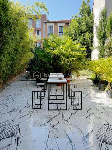 Située dans le quartier Signac – Murs à Pêches à Montreuil, au cœur d’un environnement verdoyant et préservé, cette maison de plain-pied d’environ 223 m² incarne un esprit loft industriel rare, mêlant volumes exceptionnels, lumière naturelle omniprésente et prestations haut de gamme.

Entièrement repensée par un architecte-designer il y a six ans, elle a bénéficié d’une rénovation complète avec des matériaux de qualité, une isolation performante et une attention particulière portée aux finitions. Verrières industrielles, puits de lumière et ouvertures généreuses confèrent à l’ensemble une atmosphère à la fois contemporaine et chaleureuse.

La pièce de vie, d’environ 130 m², constitue le cœur de la maison. Elle réunit une entrée / séjour lumineux, une salle à manger conviviale, une cuisine ouverte sur un salon avec cheminée moderne. L’ensemble s’ouvre largement sur un jardin arboré, offrant un cadre de vie paisible et verdoyant.
Une surprise vous attend avec la découverte d'un espace détente de 15m² révélant une piscine intérieure chauffée et d'une profondeur d'1m30 ! (traitement au sel, VMC dédiée).

L'espace nuit, comprends trois chambres aux volumes généreux et rangements intégrés, deux salles d’eau, dont une grande salle de bains avec baignoire et douche hammam, un dressing indépendant et un emplacement de stockage.

Deux grandes terrasses (avant et arrière) complètent l'ensemble, ainsi que deux emplacements de stationnement avec possibilité de borne de recharge électrique.
Alarme
Isolation performante et rénovation récente
Garantie décennale
Triple vitrage
Très bon DPE : B et GES : A

Enorme potentiel d'agrandissement avec la possibilité de surélévation permettant un gain d’environ 150 m² supplémentaires (sous réserves des autorisations d'usage).

Un bien d’exception alliant charme, confort, modernité et fort potentiel d’évolution, dans un environnement privilégié aux portes de Paris.

Ligne 9 : Mairie de Montreuil à 900m
Parc des Beaumonts à 700m