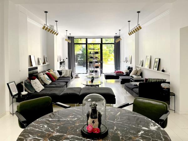Située dans le quartier Signac – Murs à Pêches à Montreuil, au cœur d’un environnement verdoyant et préservé, cette maison de plain-pied d’environ 223 m² incarne un esprit loft industriel rare, mêlant volumes exceptionnels, lumière naturelle omniprésente et prestations haut de gamme.

Entièrement repensée par un architecte-designer il y a six ans, elle a bénéficié d’une rénovation complète avec des matériaux de qualité, une isolation performante et une attention particulière portée aux finitions. Verrières industrielles, puits de lumière et ouvertures généreuses confèrent à l’ensemble une atmosphère à la fois contemporaine et chaleureuse.

La pièce de vie, d’environ 130 m², constitue le cœur de la maison. Elle réunit une entrée / séjour lumineux, une salle à manger conviviale, une cuisine ouverte sur un salon avec cheminée moderne. L’ensemble s’ouvre largement sur un jardin arboré, offrant un cadre de vie paisible et verdoyant.
Une surprise vous attend avec la découverte d'un espace détente de 15m² révélant une piscine intérieure chauffée et d'une profondeur d'1m30 ! (traitement au sel, VMC dédiée).

L'espace nuit, comprends trois chambres aux volumes généreux et rangements intégrés, deux salles d’eau, dont une grande salle de bains avec baignoire et douche hammam, un dressing indépendant et un emplacement de stockage.

Deux grandes terrasses (avant et arrière) complètent l'ensemble, ainsi que deux emplacements de stationnement avec possibilité de borne de recharge électrique.
Alarme
Isolation performante et rénovation récente
Garantie décennale
Triple vitrage
Très bon DPE : B et GES : A

Enorme potentiel d'agrandissement avec la possibilité de surélévation permettant un gain d’environ 150 m² supplémentaires (sous réserves des autorisations d'usage).

Un bien d’exception alliant charme, confort, modernité et fort potentiel d’évolution, dans un environnement privilégié aux portes de Paris.

Ligne 9 : Mairie de Montreuil à 900m
Parc des Beaumonts à 700m