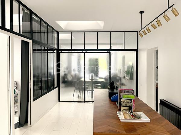 Située dans le quartier Signac – Murs à Pêches à Montreuil, au cœur d’un environnement verdoyant et préservé, cette maison de plain-pied d’environ 223 m² incarne un esprit loft industriel rare, mêlant volumes exceptionnels, lumière naturelle omniprésente et prestations haut de gamme.

Entièrement repensée par un architecte-designer il y a six ans, elle a bénéficié d’une rénovation complète avec des matériaux de qualité, une isolation performante et une attention particulière portée aux finitions. Verrières industrielles, puits de lumière et ouvertures généreuses confèrent à l’ensemble une atmosphère à la fois contemporaine et chaleureuse.

La pièce de vie, d’environ 130 m², constitue le cœur de la maison. Elle réunit une entrée / séjour lumineux, une salle à manger conviviale, une cuisine ouverte sur un salon avec cheminée moderne. L’ensemble s’ouvre largement sur un jardin arboré, offrant un cadre de vie paisible et verdoyant.
Une surprise vous attend avec la découverte d'un espace détente de 15m² révélant une piscine intérieure chauffée et d'une profondeur d'1m30 ! (traitement au sel, VMC dédiée).

L'espace nuit, comprends trois chambres aux volumes généreux et rangements intégrés, deux salles d’eau, dont une grande salle de bains avec baignoire et douche hammam, un dressing indépendant et un emplacement de stockage.

Deux grandes terrasses (avant et arrière) complètent l'ensemble, ainsi que deux emplacements de stationnement avec possibilité de borne de recharge électrique.
Alarme
Isolation performante et rénovation récente
Garantie décennale
Triple vitrage
Très bon DPE : B et GES : A

Enorme potentiel d'agrandissement avec la possibilité de surélévation permettant un gain d’environ 150 m² supplémentaires (sous réserves des autorisations d'usage).

Un bien d’exception alliant charme, confort, modernité et fort potentiel d’évolution, dans un environnement privilégié aux portes de Paris.

Ligne 9 : Mairie de Montreuil à 900m
Parc des Beaumonts à 700m