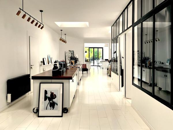 Située dans le quartier Signac – Murs à Pêches à Montreuil, au cœur d’un environnement verdoyant et préservé, cette maison de plain-pied d’environ 223 m² incarne un esprit loft industriel rare, mêlant volumes exceptionnels, lumière naturelle omniprésente et prestations haut de gamme.

Entièrement repensée par un architecte-designer il y a six ans, elle a bénéficié d’une rénovation complète avec des matériaux de qualité, une isolation performante et une attention particulière portée aux finitions. Verrières industrielles, puits de lumière et ouvertures généreuses confèrent à l’ensemble une atmosphère à la fois contemporaine et chaleureuse.

La pièce de vie, d’environ 130 m², constitue le cœur de la maison. Elle réunit une entrée / séjour lumineux, une salle à manger conviviale, une cuisine ouverte sur un salon avec cheminée moderne. L’ensemble s’ouvre largement sur un jardin arboré, offrant un cadre de vie paisible et verdoyant.
Une surprise vous attend avec la découverte d'un espace détente de 15m² révélant une piscine intérieure chauffée et d'une profondeur d'1m30 ! (traitement au sel, VMC dédiée).

L'espace nuit, comprends trois chambres aux volumes généreux et rangements intégrés, deux salles d’eau, dont une grande salle de bains avec baignoire et douche hammam, un dressing indépendant et un emplacement de stockage.

Deux grandes terrasses (avant et arrière) complètent l'ensemble, ainsi que deux emplacements de stationnement avec possibilité de borne de recharge électrique.
Alarme
Isolation performante et rénovation récente
Garantie décennale
Triple vitrage
Très bon DPE : B et GES : A

Enorme potentiel d'agrandissement avec la possibilité de surélévation permettant un gain d’environ 150 m² supplémentaires (sous réserves des autorisations d'usage).

Un bien d’exception alliant charme, confort, modernité et fort potentiel d’évolution, dans un environnement privilégié aux portes de Paris.

Ligne 9 : Mairie de Montreuil à 900m
Parc des Beaumonts à 700m