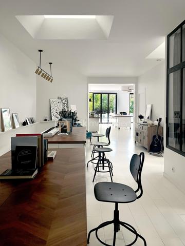 Située dans le quartier Signac – Murs à Pêches à Montreuil, au cœur d’un environnement verdoyant et préservé, cette maison de plain-pied d’environ 223 m² incarne un esprit loft industriel rare, mêlant volumes exceptionnels, lumière naturelle omniprésente et prestations haut de gamme.

Entièrement repensée par un architecte-designer il y a six ans, elle a bénéficié d’une rénovation complète avec des matériaux de qualité, une isolation performante et une attention particulière portée aux finitions. Verrières industrielles, puits de lumière et ouvertures généreuses confèrent à l’ensemble une atmosphère à la fois contemporaine et chaleureuse.

La pièce de vie, d’environ 130 m², constitue le cœur de la maison. Elle réunit une entrée / séjour lumineux, une salle à manger conviviale, une cuisine ouverte sur un salon avec cheminée moderne. L’ensemble s’ouvre largement sur un jardin arboré, offrant un cadre de vie paisible et verdoyant.
Une surprise vous attend avec la découverte d'un espace détente de 15m² révélant une piscine intérieure chauffée et d'une profondeur d'1m30 ! (traitement au sel, VMC dédiée).

L'espace nuit, comprends trois chambres aux volumes généreux et rangements intégrés, deux salles d’eau, dont une grande salle de bains avec baignoire et douche hammam, un dressing indépendant et un emplacement de stockage.

Deux grandes terrasses (avant et arrière) complètent l'ensemble, ainsi que deux emplacements de stationnement avec possibilité de borne de recharge électrique.
Alarme
Isolation performante et rénovation récente
Garantie décennale
Triple vitrage
Très bon DPE : B et GES : A

Enorme potentiel d'agrandissement avec la possibilité de surélévation permettant un gain d’environ 150 m² supplémentaires (sous réserves des autorisations d'usage).

Un bien d’exception alliant charme, confort, modernité et fort potentiel d’évolution, dans un environnement privilégié aux portes de Paris.

Ligne 9 : Mairie de Montreuil à 900m
Parc des Beaumonts à 700m