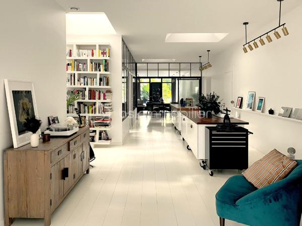 Située dans le quartier Signac – Murs à Pêches à Montreuil, au cœur d’un environnement verdoyant et préservé, cette maison de plain-pied d’environ 223 m² incarne un esprit loft industriel rare, mêlant volumes exceptionnels, lumière naturelle omniprésente et prestations haut de gamme.

Entièrement repensée par un architecte-designer il y a six ans, elle a bénéficié d’une rénovation complète avec des matériaux de qualité, une isolation performante et une attention particulière portée aux finitions. Verrières industrielles, puits de lumière et ouvertures généreuses confèrent à l’ensemble une atmosphère à la fois contemporaine et chaleureuse.

La pièce de vie, d’environ 130 m², constitue le cœur de la maison. Elle réunit une entrée / séjour lumineux, une salle à manger conviviale, une cuisine ouverte sur un salon avec cheminée moderne. L’ensemble s’ouvre largement sur un jardin arboré, offrant un cadre de vie paisible et verdoyant.
Une surprise vous attend avec la découverte d'un espace détente de 15m² révélant une piscine intérieure chauffée et d'une profondeur d'1m30 ! (traitement au sel, VMC dédiée).

L'espace nuit, comprends trois chambres aux volumes généreux et rangements intégrés, deux salles d’eau, dont une grande salle de bains avec baignoire et douche hammam, un dressing indépendant et un emplacement de stockage.

Deux grandes terrasses (avant et arrière) complètent l'ensemble, ainsi que deux emplacements de stationnement avec possibilité de borne de recharge électrique.
Alarme
Isolation performante et rénovation récente
Garantie décennale
Triple vitrage
Très bon DPE : B et GES : A

Enorme potentiel d'agrandissement avec la possibilité de surélévation permettant un gain d’environ 150 m² supplémentaires (sous réserves des autorisations d'usage).

Un bien d’exception alliant charme, confort, modernité et fort potentiel d’évolution, dans un environnement privilégié aux portes de Paris.

Ligne 9 : Mairie de Montreuil à 900m
Parc des Beaumonts à 700m