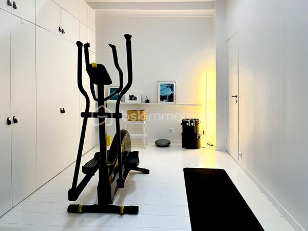 Située dans le quartier Signac – Murs à Pêches à Montreuil, au cœur d’un environnement verdoyant et préservé, cette maison de plain-pied d’environ 223 m² incarne un esprit loft industriel rare, mêlant volumes exceptionnels, lumière naturelle omniprésente et prestations haut de gamme.

Entièrement repensée par un architecte-designer il y a six ans, elle a bénéficié d’une rénovation complète avec des matériaux de qualité, une isolation performante et une attention particulière portée aux finitions. Verrières industrielles, puits de lumière et ouvertures généreuses confèrent à l’ensemble une atmosphère à la fois contemporaine et chaleureuse.

La pièce de vie, d’environ 130 m², constitue le cœur de la maison. Elle réunit une entrée / séjour lumineux, une salle à manger conviviale, une cuisine ouverte sur un salon avec cheminée moderne. L’ensemble s’ouvre largement sur un jardin arboré, offrant un cadre de vie paisible et verdoyant.
Une surprise vous attend avec la découverte d'un espace détente de 15m² révélant une piscine intérieure chauffée et d'une profondeur d'1m30 ! (traitement au sel, VMC dédiée).

L'espace nuit, comprends trois chambres aux volumes généreux et rangements intégrés, deux salles d’eau, dont une grande salle de bains avec baignoire et douche hammam, un dressing indépendant et un emplacement de stockage.

Deux grandes terrasses (avant et arrière) complètent l'ensemble, ainsi que deux emplacements de stationnement avec possibilité de borne de recharge électrique.
Alarme
Isolation performante et rénovation récente
Garantie décennale
Triple vitrage
Très bon DPE : B et GES : A

Enorme potentiel d'agrandissement avec la possibilité de surélévation permettant un gain d’environ 150 m² supplémentaires (sous réserves des autorisations d'usage).

Un bien d’exception alliant charme, confort, modernité et fort potentiel d’évolution, dans un environnement privilégié aux portes de Paris.

Ligne 9 : Mairie de Montreuil à 900m
Parc des Beaumonts à 700m