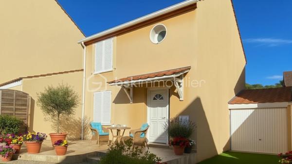 Située au fond d’une impasse dans un quartier résidentiel, familial et très calme, cette maison, T4, individuelle contemporaine et fonctionnelle de 73 m² repose sur 193 m² de terrain. Mitoyenne uniquement par le garage et agrémentée d’un jardinet, elle offre un cadre de vie très agréable.

Au rez-de-chaussée, vous trouverez :
-	Une entrée,
-	une cuisine séparée et lumineuse,  aménagée et équipée d’une cuisinière (plaque induction et four). Ouverture possible sur la pièce de vie !
-	Un salon / salle à manger lumineux, conduisant à une terrasse et un jardinet privatif,
-	Un wc séparé.

L’étage se compose d’un dégagement conduisant à  :
-   Trois chambres dont deux avec placards intégrés,
-   Une salle de bain, lumineuse, équipée d’une fenêtre à hublot, d’un pare-baignoire à volet, d’un sèche-serviettes électrique, d’un wc et de l'emplacement dédié à la machine à laver/sèche-linge.
Le palier permet également d’accéder aux combles, d’une surface de stockage de 25 m2, via une trappe dotée d’un bel escalier escamotable.

A l’extérieur, 
-	2 belles terrasses carrelées, côté avant et arrière de la maison,
-	3 places de stationnement : un garage de 14 m², doté de deux portes battantes dont l’une s’ouvre idéalement sur l’arrière et 2 places supplémentaires (allée du garage et devant la maison),
-	Le jardinet, intimiste, dispose d’un beau potentiel de valorisation et d’embellissement.

Divers :
-	Le rafraîchissement de la façade et le nettoyage de la toiture ont été effectués,
-	Exposition Est-Ouest,
-	Chauffage électrique,
-	Fibre installée,
-	Ballon d’eau chaude (200 L),
-	Robinet d’eau à l’extérieur, côté jardin,
-	Assainissement effectué.


 A proximité :
-	Ecoles : (maternelle (Elsa Triolet : 4mn voiture), primaire (Paul Langevin : 3 mn voiture), collège (Rolland Garros : 6 mn voiture), 
-	Commerces (Intermarché + station, boulangeries, Franprix, Picard, Auchan, Lidl, marché d’Arpajon les vendredi et dimanche matin, La Croix-Blanche à Ste-Geneviève des Bois, Décathlon à Brétigny, …
-	Infrastructures routières : N20/N104/A10/A6 accès rapide,
-	Gare : RER La Norville -aucune nuisance- (4 mn à pieds),
-	Médecin : La Norville, (6 mn en voiture)
-	Piscine,
-	Bois de la Garenne, bords de l’Orge.


Mon avis :
Très bon état général pour cette maison de 1997 qui n’attend que vous !