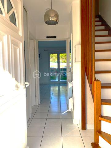 Située au fond d’une impasse dans un quartier résidentiel, familial et très calme, cette maison, T4, individuelle contemporaine et fonctionnelle de 73 m² repose sur 193 m² de terrain. Mitoyenne uniquement par le garage et agrémentée d’un jardinet, elle offre un cadre de vie très agréable.

Au rez-de-chaussée, vous trouverez :
-	Une entrée,
-	une cuisine séparée et lumineuse,  aménagée et équipée d’une cuisinière (plaque induction et four). Ouverture possible sur la pièce de vie !
-	Un salon / salle à manger lumineux, conduisant à une terrasse et un jardinet privatif,
-	Un wc séparé.

L’étage se compose d’un dégagement conduisant à  :
-   Trois chambres dont deux avec placards intégrés,
-   Une salle de bain, lumineuse, équipée d’une fenêtre à hublot, d’un pare-baignoire à volet, d’un sèche-serviettes électrique, d’un wc et de l'emplacement dédié à la machine à laver/sèche-linge.
Le palier permet également d’accéder aux combles, d’une surface de stockage de 25 m2, via une trappe dotée d’un bel escalier escamotable.

A l’extérieur, 
-	2 belles terrasses carrelées, côté avant et arrière de la maison,
-	3 places de stationnement : un garage de 14 m², doté de deux portes battantes dont l’une s’ouvre idéalement sur l’arrière et 2 places supplémentaires (allée du garage et devant la maison),
-	Le jardinet, intimiste, dispose d’un beau potentiel de valorisation et d’embellissement.

Divers :
-	Le rafraîchissement de la façade et le nettoyage de la toiture ont été effectués,
-	Exposition Est-Ouest,
-	Chauffage électrique,
-	Fibre installée,
-	Ballon d’eau chaude (200 L),
-	Robinet d’eau à l’extérieur, côté jardin,
-	Assainissement effectué.


 A proximité :
-	Ecoles : (maternelle (Elsa Triolet : 4mn voiture), primaire (Paul Langevin : 3 mn voiture), collège (Rolland Garros : 6 mn voiture), 
-	Commerces (Intermarché + station, boulangeries, Franprix, Picard, Auchan, Lidl, marché d’Arpajon les vendredi et dimanche matin, La Croix-Blanche à Ste-Geneviève des Bois, Décathlon à Brétigny, …
-	Infrastructures routières : N20/N104/A10/A6 accès rapide,
-	Gare : RER La Norville -aucune nuisance- (4 mn à pieds),
-	Médecin : La Norville, (6 mn en voiture)
-	Piscine,
-	Bois de la Garenne, bords de l’Orge.


Mon avis :
Très bon état général pour cette maison de 1997 qui n’attend que vous !