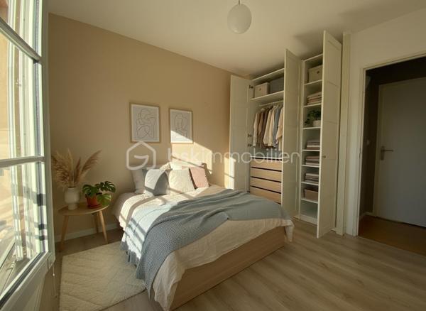 Située au fond d’une impasse dans un quartier résidentiel, familial et très calme, cette maison, T4, individuelle contemporaine et fonctionnelle de 73 m² repose sur 193 m² de terrain. Mitoyenne uniquement par le garage et agrémentée d’un jardinet, elle offre un cadre de vie très agréable.

Au rez-de-chaussée, vous trouverez :
-	Une entrée,
-	une cuisine séparée et lumineuse,  aménagée et équipée d’une cuisinière (plaque induction et four). Ouverture possible sur la pièce de vie !
-	Un salon / salle à manger lumineux, conduisant à une terrasse et un jardinet privatif,
-	Un wc séparé.

L’étage se compose d’un dégagement conduisant à  :
-   Trois chambres dont deux avec placards intégrés,
-   Une salle de bain, lumineuse, équipée d’une fenêtre à hublot, d’un pare-baignoire à volet, d’un sèche-serviettes électrique, d’un wc et de l'emplacement dédié à la machine à laver/sèche-linge.
Le palier permet également d’accéder aux combles, d’une surface de stockage de 25 m2, via une trappe dotée d’un bel escalier escamotable.

A l’extérieur, 
-	2 belles terrasses carrelées, côté avant et arrière de la maison,
-	3 places de stationnement : un garage de 14 m², doté de deux portes battantes dont l’une s’ouvre idéalement sur l’arrière et 2 places supplémentaires (allée du garage et devant la maison),
-	Le jardinet, intimiste, dispose d’un beau potentiel de valorisation et d’embellissement.

Divers :
-	Le rafraîchissement de la façade et le nettoyage de la toiture ont été effectués,
-	Exposition Est-Ouest,
-	Chauffage électrique,
-	Fibre installée,
-	Ballon d’eau chaude (200 L),
-	Robinet d’eau à l’extérieur, côté jardin,
-	Assainissement effectué.


 A proximité :
-	Ecoles : (maternelle (Elsa Triolet : 4mn voiture), primaire (Paul Langevin : 3 mn voiture), collège (Rolland Garros : 6 mn voiture), 
-	Commerces (Intermarché + station, boulangeries, Franprix, Picard, Auchan, Lidl, marché d’Arpajon les vendredi et dimanche matin, La Croix-Blanche à Ste-Geneviève des Bois, Décathlon à Brétigny, …
-	Infrastructures routières : N20/N104/A10/A6 accès rapide,
-	Gare : RER La Norville -aucune nuisance- (4 mn à pieds),
-	Médecin : La Norville, (6 mn en voiture)
-	Piscine,
-	Bois de la Garenne, bords de l’Orge.


Mon avis :
Très bon état général pour cette maison de 1997 qui n’attend que vous !