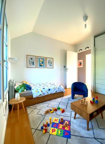 Située au fond d’une impasse dans un quartier résidentiel, familial et très calme, cette maison, T4, individuelle contemporaine et fonctionnelle de 73 m² repose sur 193 m² de terrain. Mitoyenne uniquement par le garage et agrémentée d’un jardinet, elle offre un cadre de vie très agréable.

Au rez-de-chaussée, vous trouverez :
-	Une entrée,
-	une cuisine séparée et lumineuse,  aménagée et équipée d’une cuisinière (plaque induction et four). Ouverture possible sur la pièce de vie !
-	Un salon / salle à manger lumineux, conduisant à une terrasse et un jardinet privatif,
-	Un wc séparé.

L’étage se compose d’un dégagement conduisant à  :
-   Trois chambres dont deux avec placards intégrés,
-   Une salle de bain, lumineuse, équipée d’une fenêtre à hublot, d’un pare-baignoire à volet, d’un sèche-serviettes électrique, d’un wc et de l'emplacement dédié à la machine à laver/sèche-linge.
Le palier permet également d’accéder aux combles, d’une surface de stockage de 25 m2, via une trappe dotée d’un bel escalier escamotable.

A l’extérieur, 
-	2 belles terrasses carrelées, côté avant et arrière de la maison,
-	3 places de stationnement : un garage de 14 m², doté de deux portes battantes dont l’une s’ouvre idéalement sur l’arrière et 2 places supplémentaires (allée du garage et devant la maison),
-	Le jardinet, intimiste, dispose d’un beau potentiel de valorisation et d’embellissement.

Divers :
-	Le rafraîchissement de la façade et le nettoyage de la toiture ont été effectués,
-	Exposition Est-Ouest,
-	Chauffage électrique,
-	Fibre installée,
-	Ballon d’eau chaude (200 L),
-	Robinet d’eau à l’extérieur, côté jardin,
-	Assainissement effectué.


 A proximité :
-	Ecoles : (maternelle (Elsa Triolet : 4mn voiture), primaire (Paul Langevin : 3 mn voiture), collège (Rolland Garros : 6 mn voiture), 
-	Commerces (Intermarché + station, boulangeries, Franprix, Picard, Auchan, Lidl, marché d’Arpajon les vendredi et dimanche matin, La Croix-Blanche à Ste-Geneviève des Bois, Décathlon à Brétigny, …
-	Infrastructures routières : N20/N104/A10/A6 accès rapide,
-	Gare : RER La Norville -aucune nuisance- (4 mn à pieds),
-	Médecin : La Norville, (6 mn en voiture)
-	Piscine,
-	Bois de la Garenne, bords de l’Orge.


Mon avis :
Très bon état général pour cette maison de 1997 qui n’attend que vous !