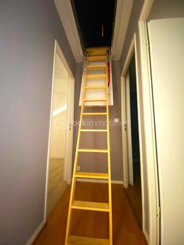 Située au fond d’une impasse dans un quartier résidentiel, familial et très calme, cette maison, T4, individuelle contemporaine et fonctionnelle de 73 m² repose sur 193 m² de terrain. Mitoyenne uniquement par le garage et agrémentée d’un jardinet, elle offre un cadre de vie très agréable.

Au rez-de-chaussée, vous trouverez :
-	Une entrée,
-	une cuisine séparée et lumineuse,  aménagée et équipée d’une cuisinière (plaque induction et four). Ouverture possible sur la pièce de vie !
-	Un salon / salle à manger lumineux, conduisant à une terrasse et un jardinet privatif,
-	Un wc séparé.

L’étage se compose d’un dégagement conduisant à  :
-   Trois chambres dont deux avec placards intégrés,
-   Une salle de bain, lumineuse, équipée d’une fenêtre à hublot, d’un pare-baignoire à volet, d’un sèche-serviettes électrique, d’un wc et de l'emplacement dédié à la machine à laver/sèche-linge.
Le palier permet également d’accéder aux combles, d’une surface de stockage de 25 m2, via une trappe dotée d’un bel escalier escamotable.

A l’extérieur, 
-	2 belles terrasses carrelées, côté avant et arrière de la maison,
-	3 places de stationnement : un garage de 14 m², doté de deux portes battantes dont l’une s’ouvre idéalement sur l’arrière et 2 places supplémentaires (allée du garage et devant la maison),
-	Le jardinet, intimiste, dispose d’un beau potentiel de valorisation et d’embellissement.

Divers :
-	Le rafraîchissement de la façade et le nettoyage de la toiture ont été effectués,
-	Exposition Est-Ouest,
-	Chauffage électrique,
-	Fibre installée,
-	Ballon d’eau chaude (200 L),
-	Robinet d’eau à l’extérieur, côté jardin,
-	Assainissement effectué.


 A proximité :
-	Ecoles : (maternelle (Elsa Triolet : 4mn voiture), primaire (Paul Langevin : 3 mn voiture), collège (Rolland Garros : 6 mn voiture), 
-	Commerces (Intermarché + station, boulangeries, Franprix, Picard, Auchan, Lidl, marché d’Arpajon les vendredi et dimanche matin, La Croix-Blanche à Ste-Geneviève des Bois, Décathlon à Brétigny, …
-	Infrastructures routières : N20/N104/A10/A6 accès rapide,
-	Gare : RER La Norville -aucune nuisance- (4 mn à pieds),
-	Médecin : La Norville, (6 mn en voiture)
-	Piscine,
-	Bois de la Garenne, bords de l’Orge.


Mon avis :
Très bon état général pour cette maison de 1997 qui n’attend que vous !