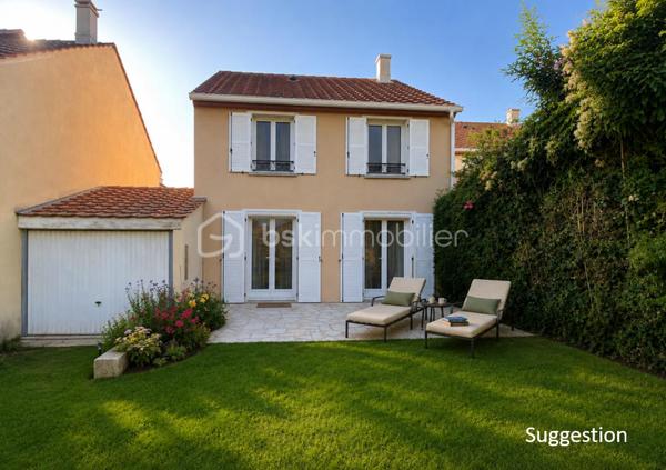 Située au fond d’une impasse dans un quartier résidentiel, familial et très calme, cette maison, T4, individuelle contemporaine et fonctionnelle de 73 m² repose sur 193 m² de terrain. Mitoyenne uniquement par le garage et agrémentée d’un jardinet, elle offre un cadre de vie très agréable.

Au rez-de-chaussée, vous trouverez :
-	Une entrée,
-	une cuisine séparée et lumineuse,  aménagée et équipée d’une cuisinière (plaque induction et four). Ouverture possible sur la pièce de vie !
-	Un salon / salle à manger lumineux, conduisant à une terrasse et un jardinet privatif,
-	Un wc séparé.

L’étage se compose d’un dégagement conduisant à  :
-   Trois chambres dont deux avec placards intégrés,
-   Une salle de bain, lumineuse, équipée d’une fenêtre à hublot, d’un pare-baignoire à volet, d’un sèche-serviettes électrique, d’un wc et de l'emplacement dédié à la machine à laver/sèche-linge.
Le palier permet également d’accéder aux combles, d’une surface de stockage de 25 m2, via une trappe dotée d’un bel escalier escamotable.

A l’extérieur, 
-	2 belles terrasses carrelées, côté avant et arrière de la maison,
-	3 places de stationnement : un garage de 14 m², doté de deux portes battantes dont l’une s’ouvre idéalement sur l’arrière et 2 places supplémentaires (allée du garage et devant la maison),
-	Le jardinet, intimiste, dispose d’un beau potentiel de valorisation et d’embellissement.

Divers :
-	Le rafraîchissement de la façade et le nettoyage de la toiture ont été effectués,
-	Exposition Est-Ouest,
-	Chauffage électrique,
-	Fibre installée,
-	Ballon d’eau chaude (200 L),
-	Robinet d’eau à l’extérieur, côté jardin,
-	Assainissement effectué.


 A proximité :
-	Ecoles : (maternelle (Elsa Triolet : 4mn voiture), primaire (Paul Langevin : 3 mn voiture), collège (Rolland Garros : 6 mn voiture), 
-	Commerces (Intermarché + station, boulangeries, Franprix, Picard, Auchan, Lidl, marché d’Arpajon les vendredi et dimanche matin, La Croix-Blanche à Ste-Geneviève des Bois, Décathlon à Brétigny, …
-	Infrastructures routières : N20/N104/A10/A6 accès rapide,
-	Gare : RER La Norville -aucune nuisance- (4 mn à pieds),
-	Médecin : La Norville, (6 mn en voiture)
-	Piscine,
-	Bois de la Garenne, bords de l’Orge.


Mon avis :
Très bon état général pour cette maison de 1997 qui n’attend que vous !
