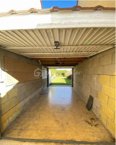 Située au fond d’une impasse dans un quartier résidentiel, familial et très calme, cette maison, T4, individuelle contemporaine et fonctionnelle de 73 m² repose sur 193 m² de terrain. Mitoyenne uniquement par le garage et agrémentée d’un jardinet, elle offre un cadre de vie très agréable.

Au rez-de-chaussée, vous trouverez :
-	Une entrée,
-	une cuisine séparée et lumineuse,  aménagée et équipée d’une cuisinière (plaque induction et four). Ouverture possible sur la pièce de vie !
-	Un salon / salle à manger lumineux, conduisant à une terrasse et un jardinet privatif,
-	Un wc séparé.

L’étage se compose d’un dégagement conduisant à  :
-   Trois chambres dont deux avec placards intégrés,
-   Une salle de bain, lumineuse, équipée d’une fenêtre à hublot, d’un pare-baignoire à volet, d’un sèche-serviettes électrique, d’un wc et de l'emplacement dédié à la machine à laver/sèche-linge.
Le palier permet également d’accéder aux combles, d’une surface de stockage de 25 m2, via une trappe dotée d’un bel escalier escamotable.

A l’extérieur, 
-	2 belles terrasses carrelées, côté avant et arrière de la maison,
-	3 places de stationnement : un garage de 14 m², doté de deux portes battantes dont l’une s’ouvre idéalement sur l’arrière et 2 places supplémentaires (allée du garage et devant la maison),
-	Le jardinet, intimiste, dispose d’un beau potentiel de valorisation et d’embellissement.

Divers :
-	Le rafraîchissement de la façade et le nettoyage de la toiture ont été effectués,
-	Exposition Est-Ouest,
-	Chauffage électrique,
-	Fibre installée,
-	Ballon d’eau chaude (200 L),
-	Robinet d’eau à l’extérieur, côté jardin,
-	Assainissement effectué.


 A proximité :
-	Ecoles : (maternelle (Elsa Triolet : 4mn voiture), primaire (Paul Langevin : 3 mn voiture), collège (Rolland Garros : 6 mn voiture), 
-	Commerces (Intermarché + station, boulangeries, Franprix, Picard, Auchan, Lidl, marché d’Arpajon les vendredi et dimanche matin, La Croix-Blanche à Ste-Geneviève des Bois, Décathlon à Brétigny, …
-	Infrastructures routières : N20/N104/A10/A6 accès rapide,
-	Gare : RER La Norville -aucune nuisance- (4 mn à pieds),
-	Médecin : La Norville, (6 mn en voiture)
-	Piscine,
-	Bois de la Garenne, bords de l’Orge.


Mon avis :
Très bon état général pour cette maison de 1997 qui n’attend que vous !
