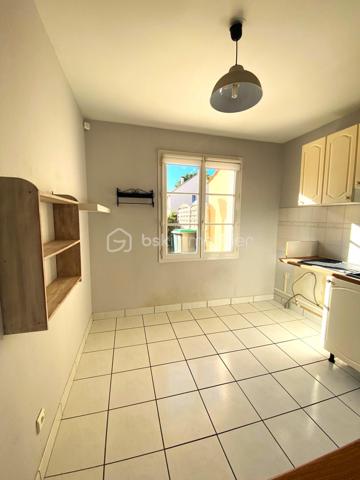 Située au fond d’une impasse dans un quartier résidentiel, familial et très calme, cette maison, T4, individuelle contemporaine et fonctionnelle de 73 m² repose sur 193 m² de terrain. Mitoyenne uniquement par le garage et agrémentée d’un jardinet, elle offre un cadre de vie très agréable.

Au rez-de-chaussée, vous trouverez :
-	Une entrée,
-	une cuisine séparée et lumineuse,  aménagée et équipée d’une cuisinière (plaque induction et four). Ouverture possible sur la pièce de vie !
-	Un salon / salle à manger lumineux, conduisant à une terrasse et un jardinet privatif,
-	Un wc séparé.

L’étage se compose d’un dégagement conduisant à  :
-   Trois chambres dont deux avec placards intégrés,
-   Une salle de bain, lumineuse, équipée d’une fenêtre à hublot, d’un pare-baignoire à volet, d’un sèche-serviettes électrique, d’un wc et de l'emplacement dédié à la machine à laver/sèche-linge.
Le palier permet également d’accéder aux combles, d’une surface de stockage de 25 m2, via une trappe dotée d’un bel escalier escamotable.

A l’extérieur, 
-	2 belles terrasses carrelées, côté avant et arrière de la maison,
-	3 places de stationnement : un garage de 14 m², doté de deux portes battantes dont l’une s’ouvre idéalement sur l’arrière et 2 places supplémentaires (allée du garage et devant la maison),
-	Le jardinet, intimiste, dispose d’un beau potentiel de valorisation et d’embellissement.

Divers :
-	Le rafraîchissement de la façade et le nettoyage de la toiture ont été effectués,
-	Exposition Est-Ouest,
-	Chauffage électrique,
-	Fibre installée,
-	Ballon d’eau chaude (200 L),
-	Robinet d’eau à l’extérieur, côté jardin,
-	Assainissement effectué.


 A proximité :
-	Ecoles : (maternelle (Elsa Triolet : 4mn voiture), primaire (Paul Langevin : 3 mn voiture), collège (Rolland Garros : 6 mn voiture), 
-	Commerces (Intermarché + station, boulangeries, Franprix, Picard, Auchan, Lidl, marché d’Arpajon les vendredi et dimanche matin, La Croix-Blanche à Ste-Geneviève des Bois, Décathlon à Brétigny, …
-	Infrastructures routières : N20/N104/A10/A6 accès rapide,
-	Gare : RER La Norville -aucune nuisance- (4 mn à pieds),
-	Médecin : La Norville, (6 mn en voiture)
-	Piscine,
-	Bois de la Garenne, bords de l’Orge.


Mon avis :
Très bon état général pour cette maison de 1997 qui n’attend que vous !