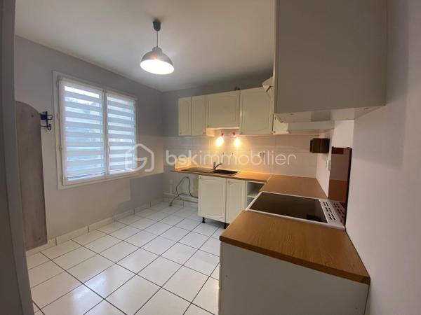 Située au fond d’une impasse dans un quartier résidentiel, familial et très calme, cette maison, T4, individuelle contemporaine et fonctionnelle de 73 m² repose sur 193 m² de terrain. Mitoyenne uniquement par le garage et agrémentée d’un jardinet, elle offre un cadre de vie très agréable.

Au rez-de-chaussée, vous trouverez :
-	Une entrée,
-	une cuisine séparée et lumineuse,  aménagée et équipée d’une cuisinière (plaque induction et four). Ouverture possible sur la pièce de vie !
-	Un salon / salle à manger lumineux, conduisant à une terrasse et un jardinet privatif,
-	Un wc séparé.

L’étage se compose d’un dégagement conduisant à  :
-   Trois chambres dont deux avec placards intégrés,
-   Une salle de bain, lumineuse, équipée d’une fenêtre à hublot, d’un pare-baignoire à volet, d’un sèche-serviettes électrique, d’un wc et de l'emplacement dédié à la machine à laver/sèche-linge.
Le palier permet également d’accéder aux combles, d’une surface de stockage de 25 m2, via une trappe dotée d’un bel escalier escamotable.

A l’extérieur, 
-	2 belles terrasses carrelées, côté avant et arrière de la maison,
-	3 places de stationnement : un garage de 14 m², doté de deux portes battantes dont l’une s’ouvre idéalement sur l’arrière et 2 places supplémentaires (allée du garage et devant la maison),
-	Le jardinet, intimiste, dispose d’un beau potentiel de valorisation et d’embellissement.

Divers :
-	Le rafraîchissement de la façade et le nettoyage de la toiture ont été effectués,
-	Exposition Est-Ouest,
-	Chauffage électrique,
-	Fibre installée,
-	Ballon d’eau chaude (200 L),
-	Robinet d’eau à l’extérieur, côté jardin,
-	Assainissement effectué.


 A proximité :
-	Ecoles : (maternelle (Elsa Triolet : 4mn voiture), primaire (Paul Langevin : 3 mn voiture), collège (Rolland Garros : 6 mn voiture), 
-	Commerces (Intermarché + station, boulangeries, Franprix, Picard, Auchan, Lidl, marché d’Arpajon les vendredi et dimanche matin, La Croix-Blanche à Ste-Geneviève des Bois, Décathlon à Brétigny, …
-	Infrastructures routières : N20/N104/A10/A6 accès rapide,
-	Gare : RER La Norville -aucune nuisance- (4 mn à pieds),
-	Médecin : La Norville, (6 mn en voiture)
-	Piscine,
-	Bois de la Garenne, bords de l’Orge.


Mon avis :
Très bon état général pour cette maison de 1997 qui n’attend que vous !