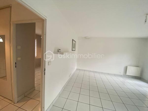 Située au fond d’une impasse dans un quartier résidentiel, familial et très calme, cette maison, T4, individuelle contemporaine et fonctionnelle de 73 m² repose sur 193 m² de terrain. Mitoyenne uniquement par le garage et agrémentée d’un jardinet, elle offre un cadre de vie très agréable.

Au rez-de-chaussée, vous trouverez :
-	Une entrée,
-	une cuisine séparée et lumineuse,  aménagée et équipée d’une cuisinière (plaque induction et four). Ouverture possible sur la pièce de vie !
-	Un salon / salle à manger lumineux, conduisant à une terrasse et un jardinet privatif,
-	Un wc séparé.

L’étage se compose d’un dégagement conduisant à  :
-   Trois chambres dont deux avec placards intégrés,
-   Une salle de bain, lumineuse, équipée d’une fenêtre à hublot, d’un pare-baignoire à volet, d’un sèche-serviettes électrique, d’un wc et de l'emplacement dédié à la machine à laver/sèche-linge.
Le palier permet également d’accéder aux combles, d’une surface de stockage de 25 m2, via une trappe dotée d’un bel escalier escamotable.

A l’extérieur, 
-	2 belles terrasses carrelées, côté avant et arrière de la maison,
-	3 places de stationnement : un garage de 14 m², doté de deux portes battantes dont l’une s’ouvre idéalement sur l’arrière et 2 places supplémentaires (allée du garage et devant la maison),
-	Le jardinet, intimiste, dispose d’un beau potentiel de valorisation et d’embellissement.

Divers :
-	Le rafraîchissement de la façade et le nettoyage de la toiture ont été effectués,
-	Exposition Est-Ouest,
-	Chauffage électrique,
-	Fibre installée,
-	Ballon d’eau chaude (200 L),
-	Robinet d’eau à l’extérieur, côté jardin,
-	Assainissement effectué.


 A proximité :
-	Ecoles : (maternelle (Elsa Triolet : 4mn voiture), primaire (Paul Langevin : 3 mn voiture), collège (Rolland Garros : 6 mn voiture), 
-	Commerces (Intermarché + station, boulangeries, Franprix, Picard, Auchan, Lidl, marché d’Arpajon les vendredi et dimanche matin, La Croix-Blanche à Ste-Geneviève des Bois, Décathlon à Brétigny, …
-	Infrastructures routières : N20/N104/A10/A6 accès rapide,
-	Gare : RER La Norville -aucune nuisance- (4 mn à pieds),
-	Médecin : La Norville, (6 mn en voiture)
-	Piscine,
-	Bois de la Garenne, bords de l’Orge.


Mon avis :
Très bon état général pour cette maison de 1997 qui n’attend que vous !