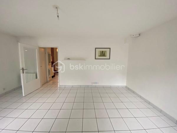 Située au fond d’une impasse dans un quartier résidentiel, familial et très calme, cette maison, T4, individuelle contemporaine et fonctionnelle de 73 m² repose sur 193 m² de terrain. Mitoyenne uniquement par le garage et agrémentée d’un jardinet, elle offre un cadre de vie très agréable.

Au rez-de-chaussée, vous trouverez :
-	Une entrée,
-	une cuisine séparée et lumineuse,  aménagée et équipée d’une cuisinière (plaque induction et four). Ouverture possible sur la pièce de vie !
-	Un salon / salle à manger lumineux, conduisant à une terrasse et un jardinet privatif,
-	Un wc séparé.

L’étage se compose d’un dégagement conduisant à  :
-   Trois chambres dont deux avec placards intégrés,
-   Une salle de bain, lumineuse, équipée d’une fenêtre à hublot, d’un pare-baignoire à volet, d’un sèche-serviettes électrique, d’un wc et de l'emplacement dédié à la machine à laver/sèche-linge.
Le palier permet également d’accéder aux combles, d’une surface de stockage de 25 m2, via une trappe dotée d’un bel escalier escamotable.

A l’extérieur, 
-	2 belles terrasses carrelées, côté avant et arrière de la maison,
-	3 places de stationnement : un garage de 14 m², doté de deux portes battantes dont l’une s’ouvre idéalement sur l’arrière et 2 places supplémentaires (allée du garage et devant la maison),
-	Le jardinet, intimiste, dispose d’un beau potentiel de valorisation et d’embellissement.

Divers :
-	Le rafraîchissement de la façade et le nettoyage de la toiture ont été effectués,
-	Exposition Est-Ouest,
-	Chauffage électrique,
-	Fibre installée,
-	Ballon d’eau chaude (200 L),
-	Robinet d’eau à l’extérieur, côté jardin,
-	Assainissement effectué.


 A proximité :
-	Ecoles : (maternelle (Elsa Triolet : 4mn voiture), primaire (Paul Langevin : 3 mn voiture), collège (Rolland Garros : 6 mn voiture), 
-	Commerces (Intermarché + station, boulangeries, Franprix, Picard, Auchan, Lidl, marché d’Arpajon les vendredi et dimanche matin, La Croix-Blanche à Ste-Geneviève des Bois, Décathlon à Brétigny, …
-	Infrastructures routières : N20/N104/A10/A6 accès rapide,
-	Gare : RER La Norville -aucune nuisance- (4 mn à pieds),
-	Médecin : La Norville, (6 mn en voiture)
-	Piscine,
-	Bois de la Garenne, bords de l’Orge.


Mon avis :
Très bon état général pour cette maison de 1997 qui n’attend que vous !