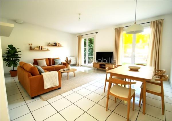 Située au fond d’une impasse dans un quartier résidentiel, familial et très calme, cette maison, T4, individuelle contemporaine et fonctionnelle de 73 m² repose sur 193 m² de terrain. Mitoyenne uniquement par le garage et agrémentée d’un jardinet, elle offre un cadre de vie très agréable.

Au rez-de-chaussée, vous trouverez :
-	Une entrée,
-	une cuisine séparée et lumineuse,  aménagée et équipée d’une cuisinière (plaque induction et four). Ouverture possible sur la pièce de vie !
-	Un salon / salle à manger lumineux, conduisant à une terrasse et un jardinet privatif,
-	Un wc séparé.

L’étage se compose d’un dégagement conduisant à  :
-   Trois chambres dont deux avec placards intégrés,
-   Une salle de bain, lumineuse, équipée d’une fenêtre à hublot, d’un pare-baignoire à volet, d’un sèche-serviettes électrique, d’un wc et de l'emplacement dédié à la machine à laver/sèche-linge.
Le palier permet également d’accéder aux combles, d’une surface de stockage de 25 m2, via une trappe dotée d’un bel escalier escamotable.

A l’extérieur, 
-	2 belles terrasses carrelées, côté avant et arrière de la maison,
-	3 places de stationnement : un garage de 14 m², doté de deux portes battantes dont l’une s’ouvre idéalement sur l’arrière et 2 places supplémentaires (allée du garage et devant la maison),
-	Le jardinet, intimiste, dispose d’un beau potentiel de valorisation et d’embellissement.

Divers :
-	Le rafraîchissement de la façade et le nettoyage de la toiture ont été effectués,
-	Exposition Est-Ouest,
-	Chauffage électrique,
-	Fibre installée,
-	Ballon d’eau chaude (200 L),
-	Robinet d’eau à l’extérieur, côté jardin,
-	Assainissement effectué.


 A proximité :
-	Ecoles : (maternelle (Elsa Triolet : 4mn voiture), primaire (Paul Langevin : 3 mn voiture), collège (Rolland Garros : 6 mn voiture), 
-	Commerces (Intermarché + station, boulangeries, Franprix, Picard, Auchan, Lidl, marché d’Arpajon les vendredi et dimanche matin, La Croix-Blanche à Ste-Geneviève des Bois, Décathlon à Brétigny, …
-	Infrastructures routières : N20/N104/A10/A6 accès rapide,
-	Gare : RER La Norville -aucune nuisance- (4 mn à pieds),
-	Médecin : La Norville, (6 mn en voiture)
-	Piscine,
-	Bois de la Garenne, bords de l’Orge.


Mon avis :
Très bon état général pour cette maison de 1997 qui n’attend que vous !