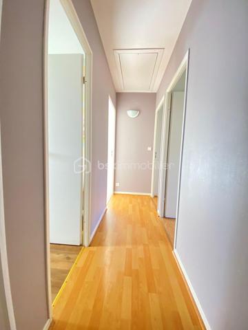 Située au fond d’une impasse dans un quartier résidentiel, familial et très calme, cette maison, T4, individuelle contemporaine et fonctionnelle de 73 m² repose sur 193 m² de terrain. Mitoyenne uniquement par le garage et agrémentée d’un jardinet, elle offre un cadre de vie très agréable.

Au rez-de-chaussée, vous trouverez :
-	Une entrée,
-	une cuisine séparée et lumineuse,  aménagée et équipée d’une cuisinière (plaque induction et four). Ouverture possible sur la pièce de vie !
-	Un salon / salle à manger lumineux, conduisant à une terrasse et un jardinet privatif,
-	Un wc séparé.

L’étage se compose d’un dégagement conduisant à  :
-   Trois chambres dont deux avec placards intégrés,
-   Une salle de bain, lumineuse, équipée d’une fenêtre à hublot, d’un pare-baignoire à volet, d’un sèche-serviettes électrique, d’un wc et de l'emplacement dédié à la machine à laver/sèche-linge.
Le palier permet également d’accéder aux combles, d’une surface de stockage de 25 m2, via une trappe dotée d’un bel escalier escamotable.

A l’extérieur, 
-	2 belles terrasses carrelées, côté avant et arrière de la maison,
-	3 places de stationnement : un garage de 14 m², doté de deux portes battantes dont l’une s’ouvre idéalement sur l’arrière et 2 places supplémentaires (allée du garage et devant la maison),
-	Le jardinet, intimiste, dispose d’un beau potentiel de valorisation et d’embellissement.

Divers :
-	Le rafraîchissement de la façade et le nettoyage de la toiture ont été effectués,
-	Exposition Est-Ouest,
-	Chauffage électrique,
-	Fibre installée,
-	Ballon d’eau chaude (200 L),
-	Robinet d’eau à l’extérieur, côté jardin,
-	Assainissement effectué.


 A proximité :
-	Ecoles : (maternelle (Elsa Triolet : 4mn voiture), primaire (Paul Langevin : 3 mn voiture), collège (Rolland Garros : 6 mn voiture), 
-	Commerces (Intermarché + station, boulangeries, Franprix, Picard, Auchan, Lidl, marché d’Arpajon les vendredi et dimanche matin, La Croix-Blanche à Ste-Geneviève des Bois, Décathlon à Brétigny, …
-	Infrastructures routières : N20/N104/A10/A6 accès rapide,
-	Gare : RER La Norville -aucune nuisance- (4 mn à pieds),
-	Médecin : La Norville, (6 mn en voiture)
-	Piscine,
-	Bois de la Garenne, bords de l’Orge.


Mon avis :
Très bon état général pour cette maison de 1997 qui n’attend que vous !