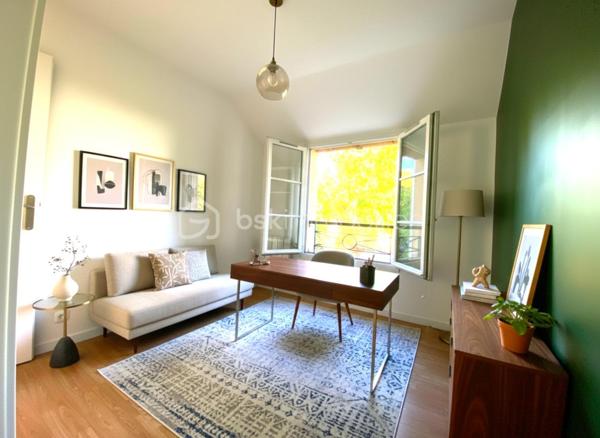 Située au fond d’une impasse dans un quartier résidentiel, familial et très calme, cette maison, T4, individuelle contemporaine et fonctionnelle de 73 m² repose sur 193 m² de terrain. Mitoyenne uniquement par le garage et agrémentée d’un jardinet, elle offre un cadre de vie très agréable.

Au rez-de-chaussée, vous trouverez :
-	Une entrée,
-	une cuisine séparée et lumineuse,  aménagée et équipée d’une cuisinière (plaque induction et four). Ouverture possible sur la pièce de vie !
-	Un salon / salle à manger lumineux, conduisant à une terrasse et un jardinet privatif,
-	Un wc séparé.

L’étage se compose d’un dégagement conduisant à  :
-   Trois chambres dont deux avec placards intégrés,
-   Une salle de bain, lumineuse, équipée d’une fenêtre à hublot, d’un pare-baignoire à volet, d’un sèche-serviettes électrique, d’un wc et de l'emplacement dédié à la machine à laver/sèche-linge.
Le palier permet également d’accéder aux combles, d’une surface de stockage de 25 m2, via une trappe dotée d’un bel escalier escamotable.

A l’extérieur, 
-	2 belles terrasses carrelées, côté avant et arrière de la maison,
-	3 places de stationnement : un garage de 14 m², doté de deux portes battantes dont l’une s’ouvre idéalement sur l’arrière et 2 places supplémentaires (allée du garage et devant la maison),
-	Le jardinet, intimiste, dispose d’un beau potentiel de valorisation et d’embellissement.

Divers :
-	Le rafraîchissement de la façade et le nettoyage de la toiture ont été effectués,
-	Exposition Est-Ouest,
-	Chauffage électrique,
-	Fibre installée,
-	Ballon d’eau chaude (200 L),
-	Robinet d’eau à l’extérieur, côté jardin,
-	Assainissement effectué.


 A proximité :
-	Ecoles : (maternelle (Elsa Triolet : 4mn voiture), primaire (Paul Langevin : 3 mn voiture), collège (Rolland Garros : 6 mn voiture), 
-	Commerces (Intermarché + station, boulangeries, Franprix, Picard, Auchan, Lidl, marché d’Arpajon les vendredi et dimanche matin, La Croix-Blanche à Ste-Geneviève des Bois, Décathlon à Brétigny, …
-	Infrastructures routières : N20/N104/A10/A6 accès rapide,
-	Gare : RER La Norville -aucune nuisance- (4 mn à pieds),
-	Médecin : La Norville, (6 mn en voiture)
-	Piscine,
-	Bois de la Garenne, bords de l’Orge.


Mon avis :
Très bon état général pour cette maison de 1997 qui n’attend que vous !