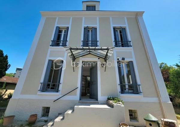 Maison rénovée de 5 pièces, 115 m² habitables, 3 chambres. Agencement optimisé, luminosité et confort pour une vie de famille agréable.

Au rez-de-chaussée, double séjour lumineux avec cheminée, cuisine indépendante, WC et accès direct au jardin arrière, idéal pour les moments en extérieur. Au 1er étage, un palier dessert une grande salle d'eau et deux chambres ; au 2ème étage, une salle de bains avec baignoire d'angle et une vaste chambre équipée de deux dressings, modulable en deux chambres selon vos besoins. Un sous-sol total complète ce bien.

Maison rénovée et plan fonctionnel pour une occupation immédiate. Possibilité d'acquérir une parcelle supplémentaire en sus pour 90 000 €.

Environnement de qualité : proches commerces de proximité et grand centre commercial Rosny 2, marchés locaux et services quotidiens accessibles rapidement. Écoles maternelles et primaires, collèges et lycées à proximité, facilités pour les familles. Espaces verts et promenades à proximité pour les loisirs en plein air. Accès routiers pratiques, liaison rapide avec le périphérique et les axes majeurs.

Transports : station RER E Rosny-sous-Bois à environ 10 minutes à pied ; liaison directe vers Paris en environ 15 minutes (RER E). Réseau de bus dense desservant la commune et les communes voisines, facilitant les déplacements quotidiens.
Arrivée prochain de la ligne 15 à 10 minutes à pied ainsi que du prolongement du T1 à environ 12 minutes.