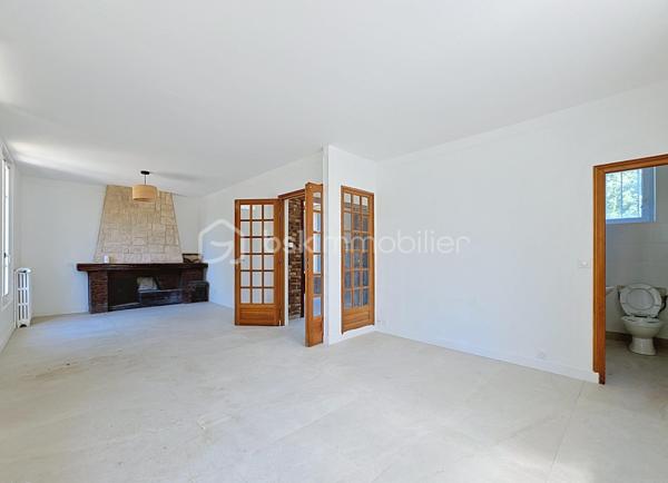 Maison rénovée de 5 pièces, 115 m² habitables, 3 chambres. Agencement optimisé, luminosité et confort pour une vie de famille agréable.

Au rez-de-chaussée, double séjour lumineux avec cheminée, cuisine indépendante, WC et accès direct au jardin arrière, idéal pour les moments en extérieur. Au 1er étage, un palier dessert une grande salle d'eau et deux chambres ; au 2ème étage, une salle de bains avec baignoire d'angle et une vaste chambre équipée de deux dressings, modulable en deux chambres selon vos besoins. Un sous-sol total complète ce bien.

Maison rénovée et plan fonctionnel pour une occupation immédiate. Possibilité d'acquérir une parcelle supplémentaire en sus pour 90 000 €.

Environnement de qualité : proches commerces de proximité et grand centre commercial Rosny 2, marchés locaux et services quotidiens accessibles rapidement. Écoles maternelles et primaires, collèges et lycées à proximité, facilités pour les familles. Espaces verts et promenades à proximité pour les loisirs en plein air. Accès routiers pratiques, liaison rapide avec le périphérique et les axes majeurs.

Transports : station RER E Rosny-sous-Bois à environ 10 minutes à pied ; liaison directe vers Paris en environ 15 minutes (RER E). Réseau de bus dense desservant la commune et les communes voisines, facilitant les déplacements quotidiens.
Arrivée prochain de la ligne 15 à 10 minutes à pied ainsi que du prolongement du T1 à environ 12 minutes.