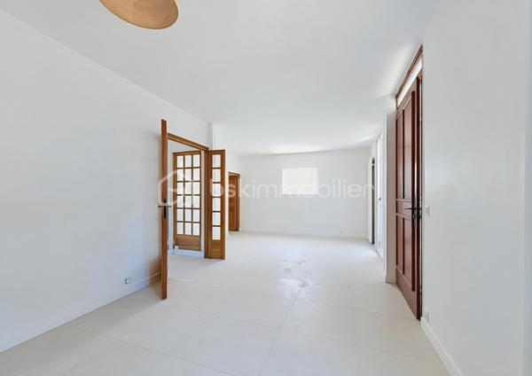 Maison rénovée de 5 pièces, 115 m² habitables, 3 chambres. Agencement optimisé, luminosité et confort pour une vie de famille agréable.

Au rez-de-chaussée, double séjour lumineux avec cheminée, cuisine indépendante, WC et accès direct au jardin arrière, idéal pour les moments en extérieur. Au 1er étage, un palier dessert une grande salle d'eau et deux chambres ; au 2ème étage, une salle de bains avec baignoire d'angle et une vaste chambre équipée de deux dressings, modulable en deux chambres selon vos besoins. Un sous-sol total complète ce bien.

Maison rénovée et plan fonctionnel pour une occupation immédiate. Possibilité d'acquérir une parcelle supplémentaire en sus pour 90 000 €.

Environnement de qualité : proches commerces de proximité et grand centre commercial Rosny 2, marchés locaux et services quotidiens accessibles rapidement. Écoles maternelles et primaires, collèges et lycées à proximité, facilités pour les familles. Espaces verts et promenades à proximité pour les loisirs en plein air. Accès routiers pratiques, liaison rapide avec le périphérique et les axes majeurs.

Transports : station RER E Rosny-sous-Bois à environ 10 minutes à pied ; liaison directe vers Paris en environ 15 minutes (RER E). Réseau de bus dense desservant la commune et les communes voisines, facilitant les déplacements quotidiens.
Arrivée prochain de la ligne 15 à 10 minutes à pied ainsi que du prolongement du T1 à environ 12 minutes.