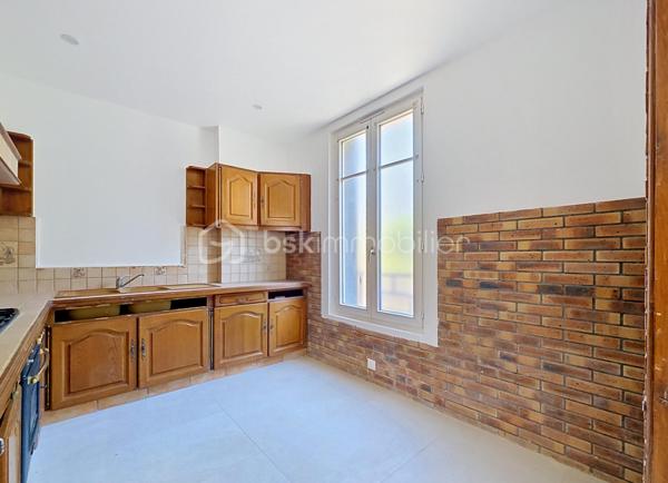 Maison rénovée de 5 pièces, 115 m² habitables, 3 chambres. Agencement optimisé, luminosité et confort pour une vie de famille agréable.

Au rez-de-chaussée, double séjour lumineux avec cheminée, cuisine indépendante, WC et accès direct au jardin arrière, idéal pour les moments en extérieur. Au 1er étage, un palier dessert une grande salle d'eau et deux chambres ; au 2ème étage, une salle de bains avec baignoire d'angle et une vaste chambre équipée de deux dressings, modulable en deux chambres selon vos besoins. Un sous-sol total complète ce bien.

Maison rénovée et plan fonctionnel pour une occupation immédiate. Possibilité d'acquérir une parcelle supplémentaire en sus pour 90 000 €.

Environnement de qualité : proches commerces de proximité et grand centre commercial Rosny 2, marchés locaux et services quotidiens accessibles rapidement. Écoles maternelles et primaires, collèges et lycées à proximité, facilités pour les familles. Espaces verts et promenades à proximité pour les loisirs en plein air. Accès routiers pratiques, liaison rapide avec le périphérique et les axes majeurs.

Transports : station RER E Rosny-sous-Bois à environ 10 minutes à pied ; liaison directe vers Paris en environ 15 minutes (RER E). Réseau de bus dense desservant la commune et les communes voisines, facilitant les déplacements quotidiens.
Arrivée prochain de la ligne 15 à 10 minutes à pied ainsi que du prolongement du T1 à environ 12 minutes.
