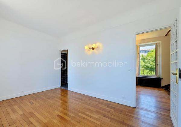 Maison rénovée de 5 pièces, 115 m² habitables, 3 chambres. Agencement optimisé, luminosité et confort pour une vie de famille agréable.

Au rez-de-chaussée, double séjour lumineux avec cheminée, cuisine indépendante, WC et accès direct au jardin arrière, idéal pour les moments en extérieur. Au 1er étage, un palier dessert une grande salle d'eau et deux chambres ; au 2ème étage, une salle de bains avec baignoire d'angle et une vaste chambre équipée de deux dressings, modulable en deux chambres selon vos besoins. Un sous-sol total complète ce bien.

Maison rénovée et plan fonctionnel pour une occupation immédiate. Possibilité d'acquérir une parcelle supplémentaire en sus pour 90 000 €.

Environnement de qualité : proches commerces de proximité et grand centre commercial Rosny 2, marchés locaux et services quotidiens accessibles rapidement. Écoles maternelles et primaires, collèges et lycées à proximité, facilités pour les familles. Espaces verts et promenades à proximité pour les loisirs en plein air. Accès routiers pratiques, liaison rapide avec le périphérique et les axes majeurs.

Transports : station RER E Rosny-sous-Bois à environ 10 minutes à pied ; liaison directe vers Paris en environ 15 minutes (RER E). Réseau de bus dense desservant la commune et les communes voisines, facilitant les déplacements quotidiens.
Arrivée prochain de la ligne 15 à 10 minutes à pied ainsi que du prolongement du T1 à environ 12 minutes.