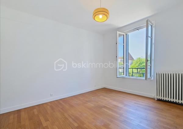 Maison rénovée de 5 pièces, 115 m² habitables, 3 chambres. Agencement optimisé, luminosité et confort pour une vie de famille agréable.

Au rez-de-chaussée, double séjour lumineux avec cheminée, cuisine indépendante, WC et accès direct au jardin arrière, idéal pour les moments en extérieur. Au 1er étage, un palier dessert une grande salle d'eau et deux chambres ; au 2ème étage, une salle de bains avec baignoire d'angle et une vaste chambre équipée de deux dressings, modulable en deux chambres selon vos besoins. Un sous-sol total complète ce bien.

Maison rénovée et plan fonctionnel pour une occupation immédiate. Possibilité d'acquérir une parcelle supplémentaire en sus pour 90 000 €.

Environnement de qualité : proches commerces de proximité et grand centre commercial Rosny 2, marchés locaux et services quotidiens accessibles rapidement. Écoles maternelles et primaires, collèges et lycées à proximité, facilités pour les familles. Espaces verts et promenades à proximité pour les loisirs en plein air. Accès routiers pratiques, liaison rapide avec le périphérique et les axes majeurs.

Transports : station RER E Rosny-sous-Bois à environ 10 minutes à pied ; liaison directe vers Paris en environ 15 minutes (RER E). Réseau de bus dense desservant la commune et les communes voisines, facilitant les déplacements quotidiens.
Arrivée prochain de la ligne 15 à 10 minutes à pied ainsi que du prolongement du T1 à environ 12 minutes.
