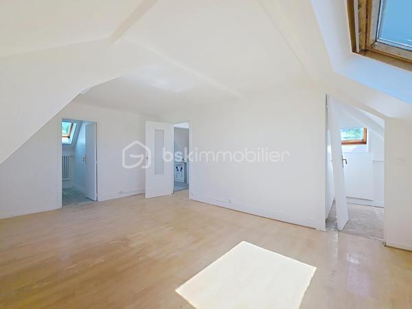 Maison rénovée de 5 pièces, 115 m² habitables, 3 chambres. Agencement optimisé, luminosité et confort pour une vie de famille agréable.

Au rez-de-chaussée, double séjour lumineux avec cheminée, cuisine indépendante, WC et accès direct au jardin arrière, idéal pour les moments en extérieur. Au 1er étage, un palier dessert une grande salle d'eau et deux chambres ; au 2ème étage, une salle de bains avec baignoire d'angle et une vaste chambre équipée de deux dressings, modulable en deux chambres selon vos besoins. Un sous-sol total complète ce bien.

Maison rénovée et plan fonctionnel pour une occupation immédiate. Possibilité d'acquérir une parcelle supplémentaire en sus pour 90 000 €.

Environnement de qualité : proches commerces de proximité et grand centre commercial Rosny 2, marchés locaux et services quotidiens accessibles rapidement. Écoles maternelles et primaires, collèges et lycées à proximité, facilités pour les familles. Espaces verts et promenades à proximité pour les loisirs en plein air. Accès routiers pratiques, liaison rapide avec le périphérique et les axes majeurs.

Transports : station RER E Rosny-sous-Bois à environ 10 minutes à pied ; liaison directe vers Paris en environ 15 minutes (RER E). Réseau de bus dense desservant la commune et les communes voisines, facilitant les déplacements quotidiens.
Arrivée prochain de la ligne 15 à 10 minutes à pied ainsi que du prolongement du T1 à environ 12 minutes.