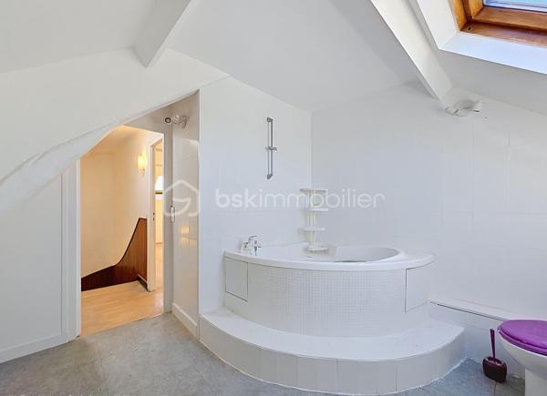 Maison rénovée de 5 pièces, 115 m² habitables, 3 chambres. Agencement optimisé, luminosité et confort pour une vie de famille agréable.

Au rez-de-chaussée, double séjour lumineux avec cheminée, cuisine indépendante, WC et accès direct au jardin arrière, idéal pour les moments en extérieur. Au 1er étage, un palier dessert une grande salle d'eau et deux chambres ; au 2ème étage, une salle de bains avec baignoire d'angle et une vaste chambre équipée de deux dressings, modulable en deux chambres selon vos besoins. Un sous-sol total complète ce bien.

Maison rénovée et plan fonctionnel pour une occupation immédiate. Possibilité d'acquérir une parcelle supplémentaire en sus pour 90 000 €.

Environnement de qualité : proches commerces de proximité et grand centre commercial Rosny 2, marchés locaux et services quotidiens accessibles rapidement. Écoles maternelles et primaires, collèges et lycées à proximité, facilités pour les familles. Espaces verts et promenades à proximité pour les loisirs en plein air. Accès routiers pratiques, liaison rapide avec le périphérique et les axes majeurs.

Transports : station RER E Rosny-sous-Bois à environ 10 minutes à pied ; liaison directe vers Paris en environ 15 minutes (RER E). Réseau de bus dense desservant la commune et les communes voisines, facilitant les déplacements quotidiens.
Arrivée prochain de la ligne 15 à 10 minutes à pied ainsi que du prolongement du T1 à environ 12 minutes.